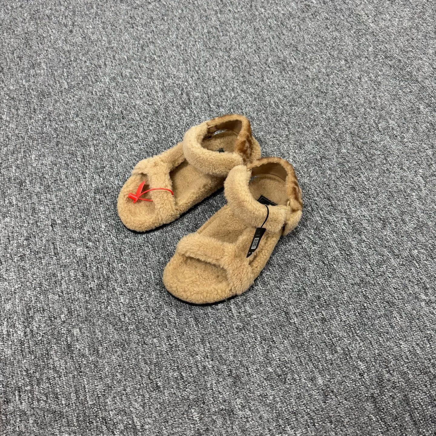 Fendi Fendi Shearling Teddy Fur Sandals Size 37 Size US 7 / IT 37 - 2 Thumbnail