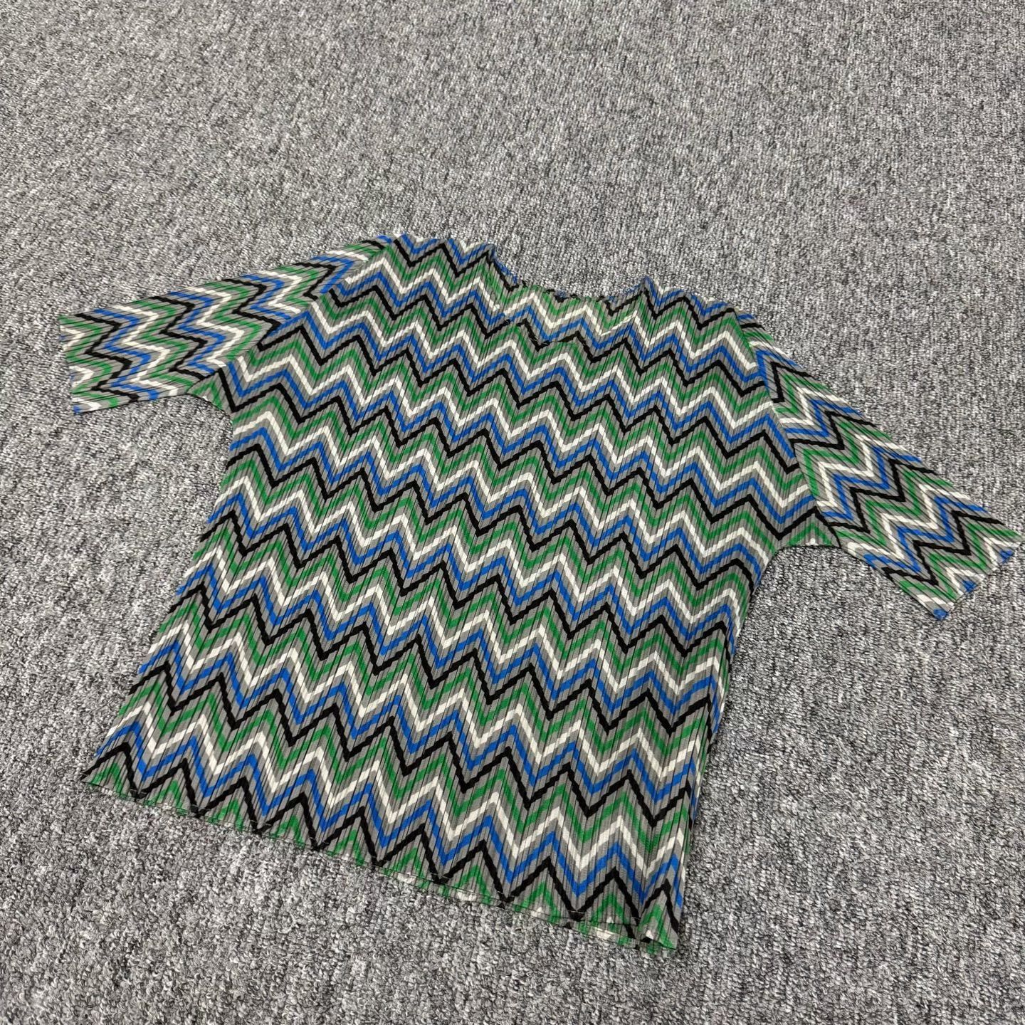 Pleats Please Issey Miyake Pleats Please Issey Miyake Zig-zag Pleated T-Shirt S Size S / US 4 / IT 40 - 4 Thumbnail