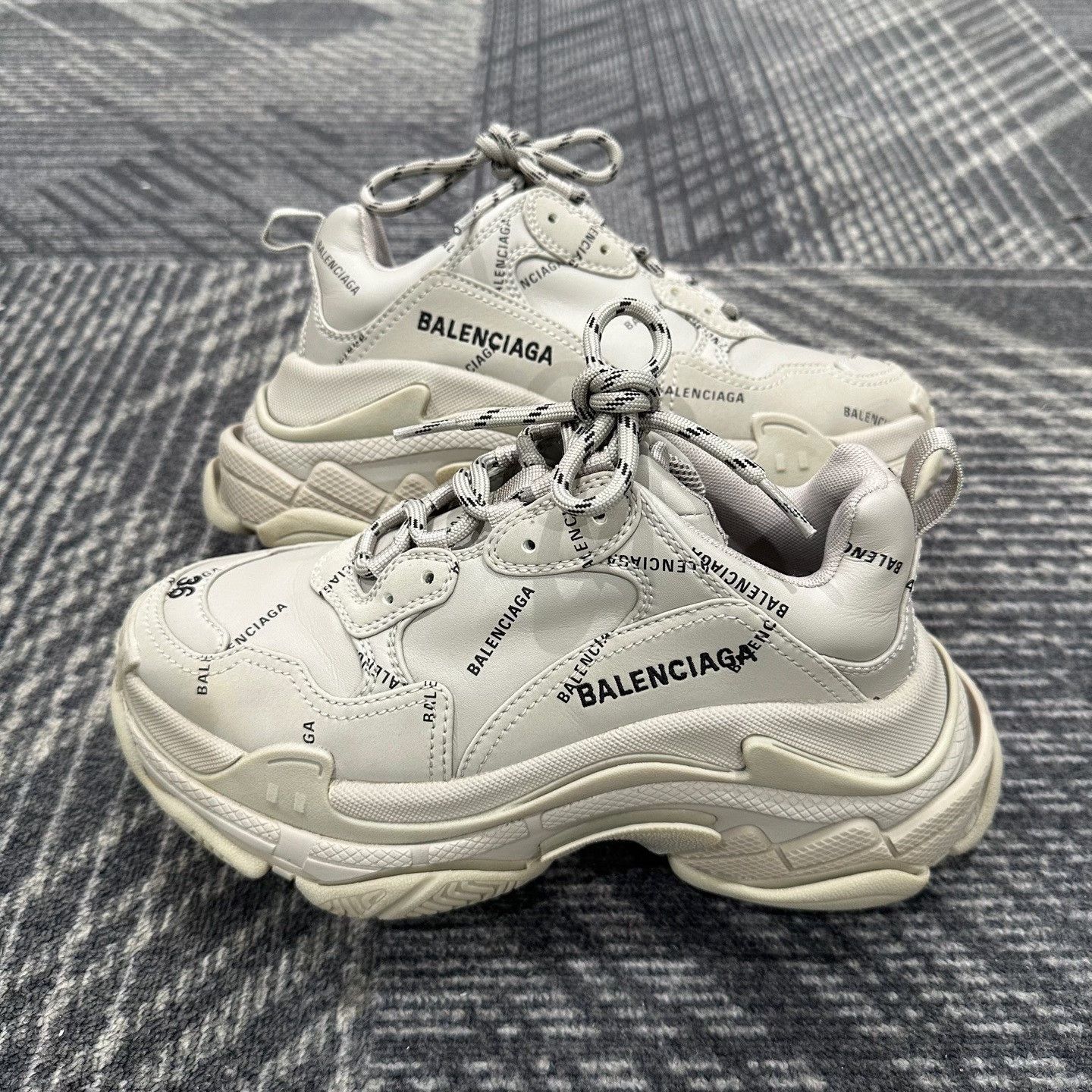 Balenciaga Balenciaga Triple S Allover Logo Sneakers Size 36 Size US 5 / IT 35 - 5 Thumbnail
