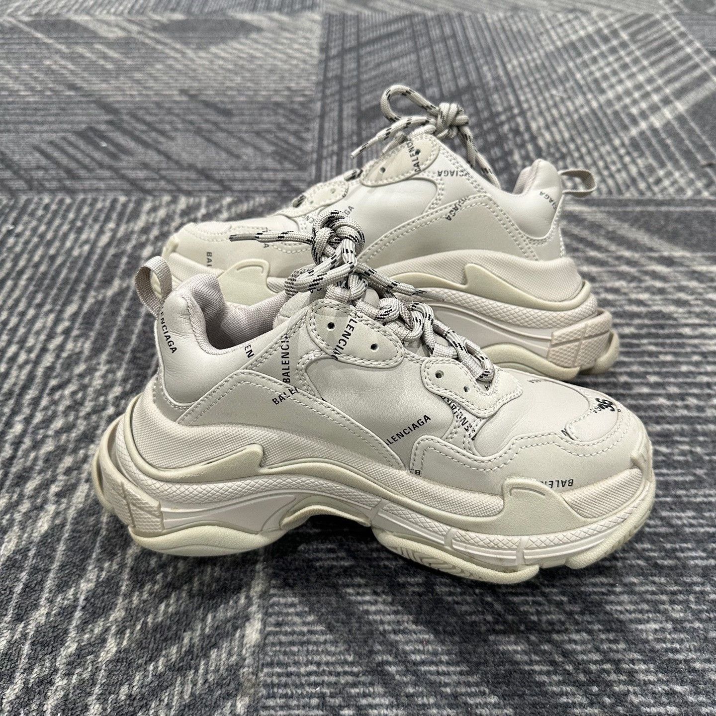 Balenciaga Balenciaga Triple S Allover Logo Sneakers Size 36 Size US 5 / IT 35 - 6 Thumbnail