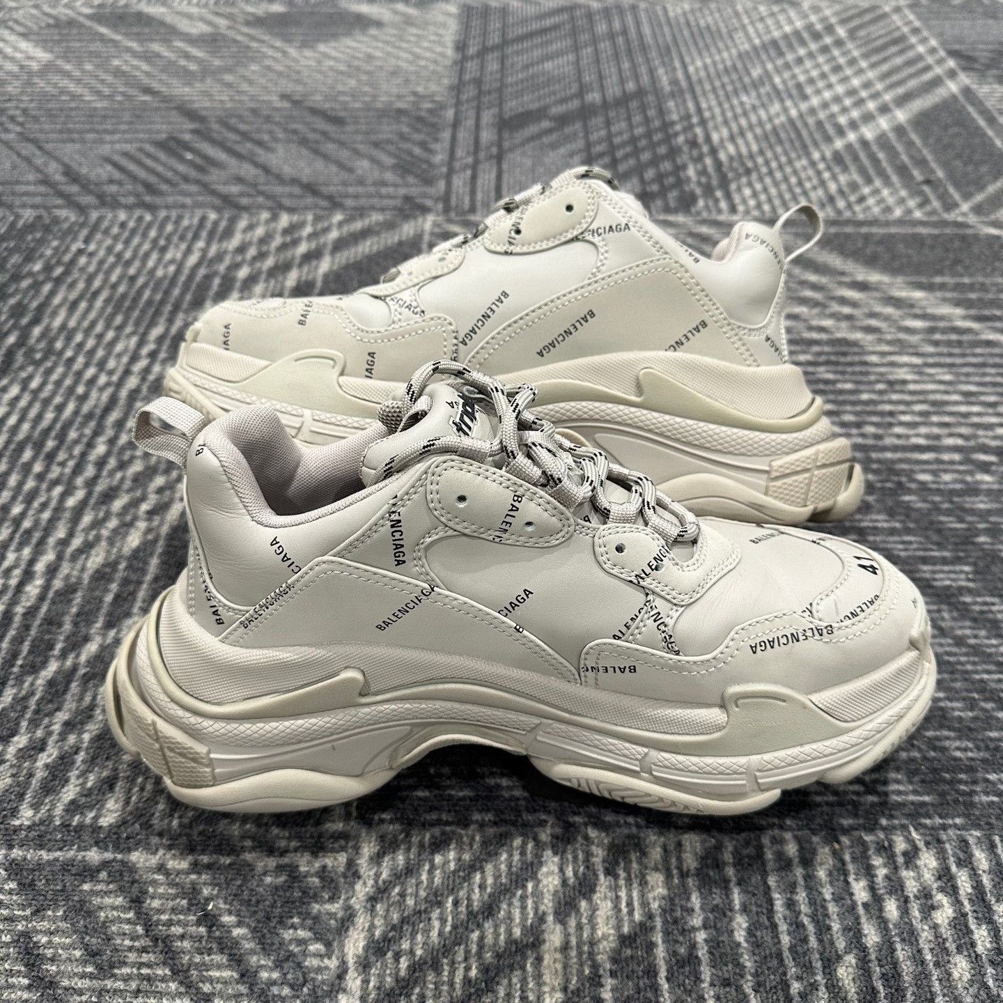 Balenciaga Balenciaga Allover Logo Triple S Sneakers 41 Size US 8 / EU 41 - 6 Thumbnail