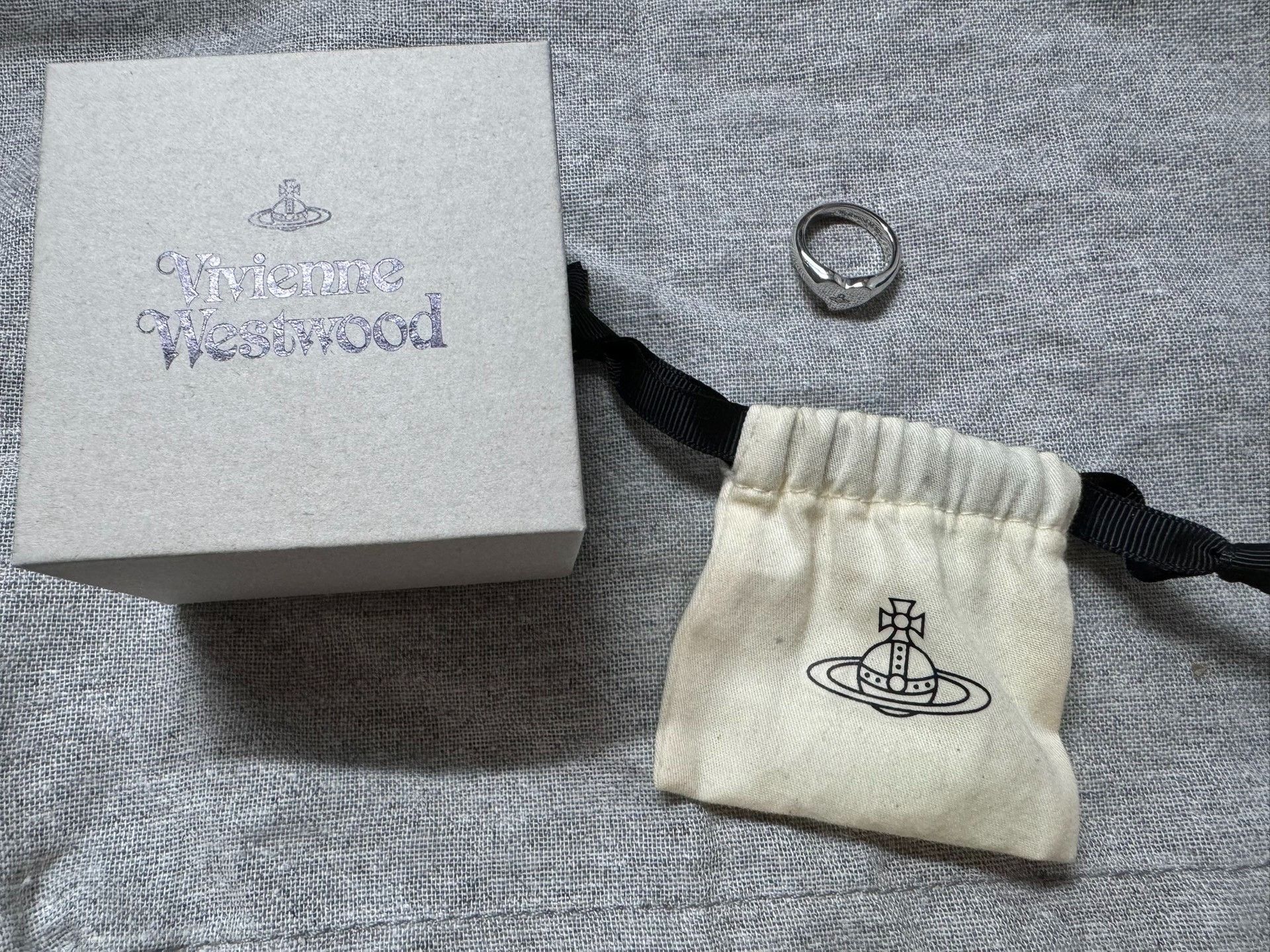 Vivienne Westwood Vivienne Westwood Silver Saturn Heart Ring Size ONE SIZE - 6 Thumbnail