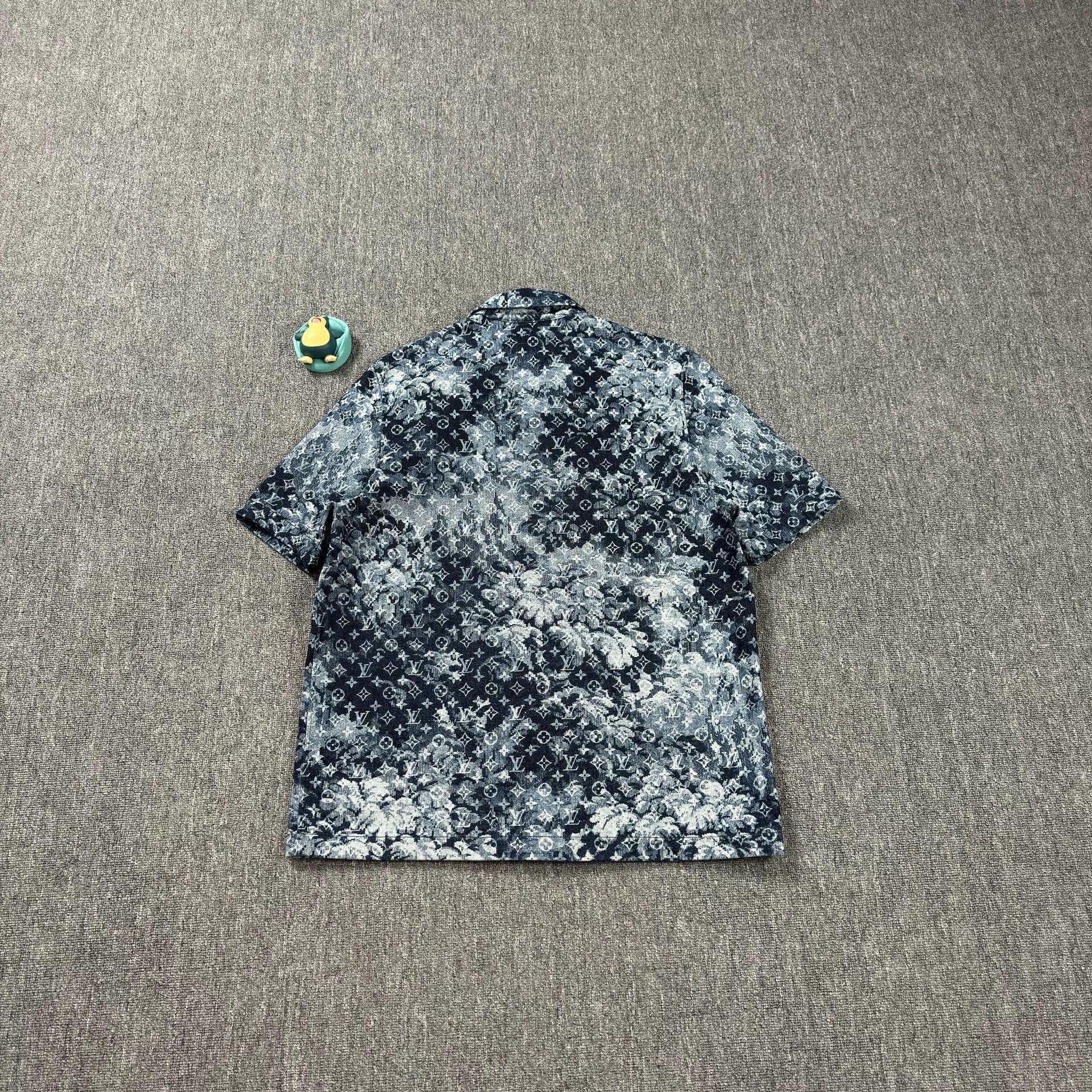 Louis Vuitton Louis Vuitton Monogram Tapestry Short Sleeve Shirt XL Size US XL / EU 56 / 4 - 8 Thumbnail