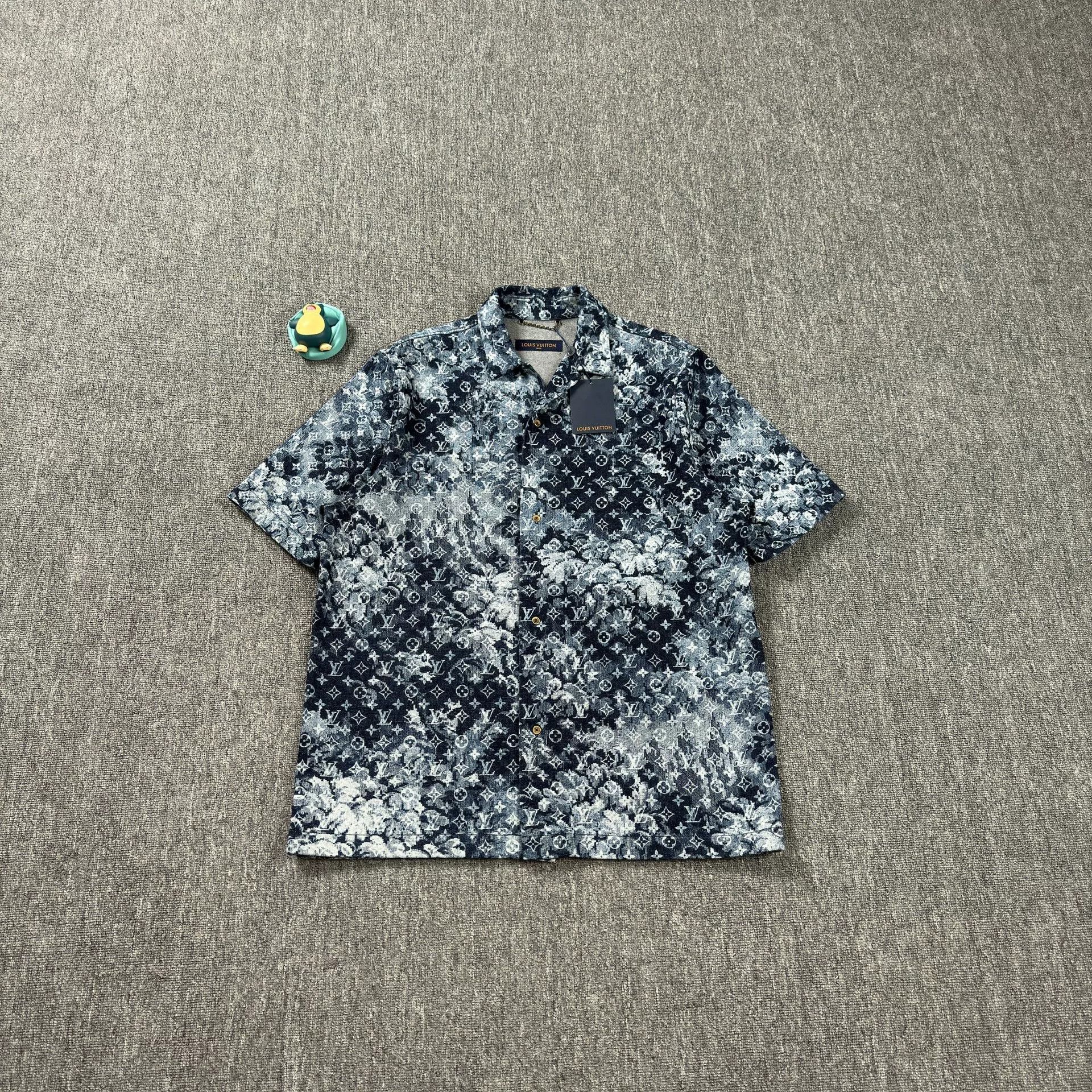 Louis Vuitton Louis Vuitton Monogram Tapestry Short Sleeve Shirt XL Size US XL / EU 56 / 4 - 2 Thumbnail