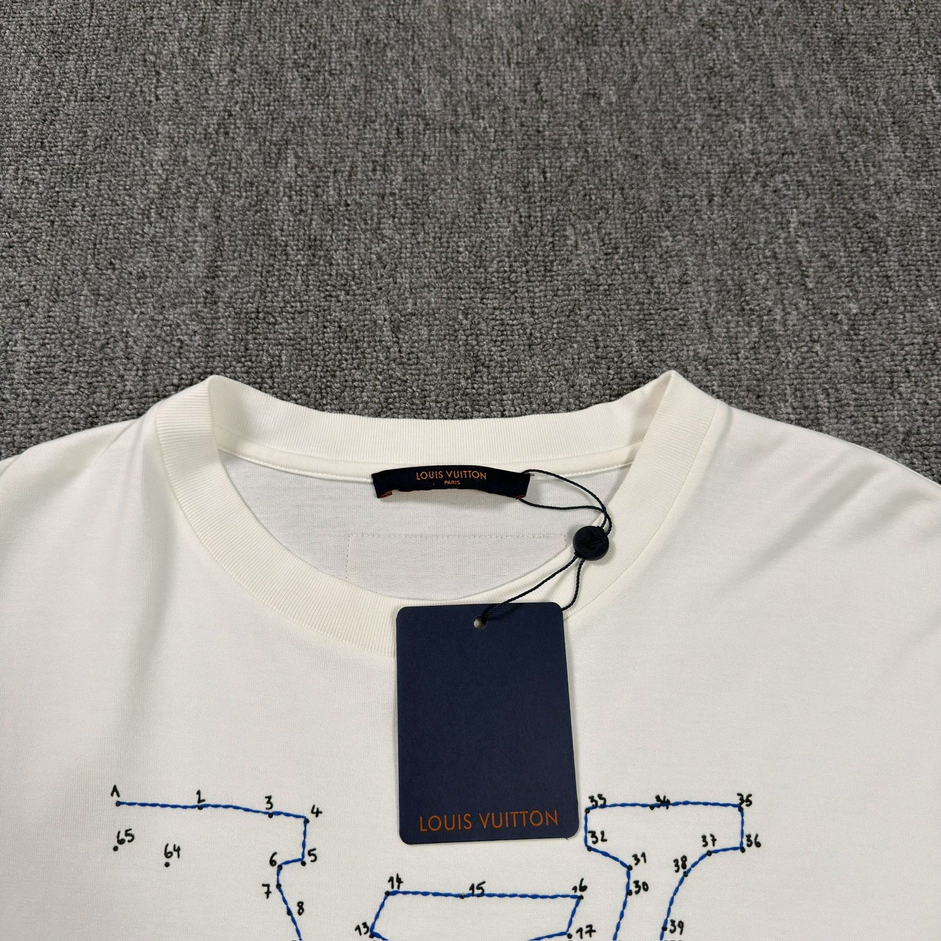 Louis Vuitton Louis Vuitton Embroidered LV Logo T-Shirt Size XL Size US XL / EU 56 / 4 - 4 Thumbnail