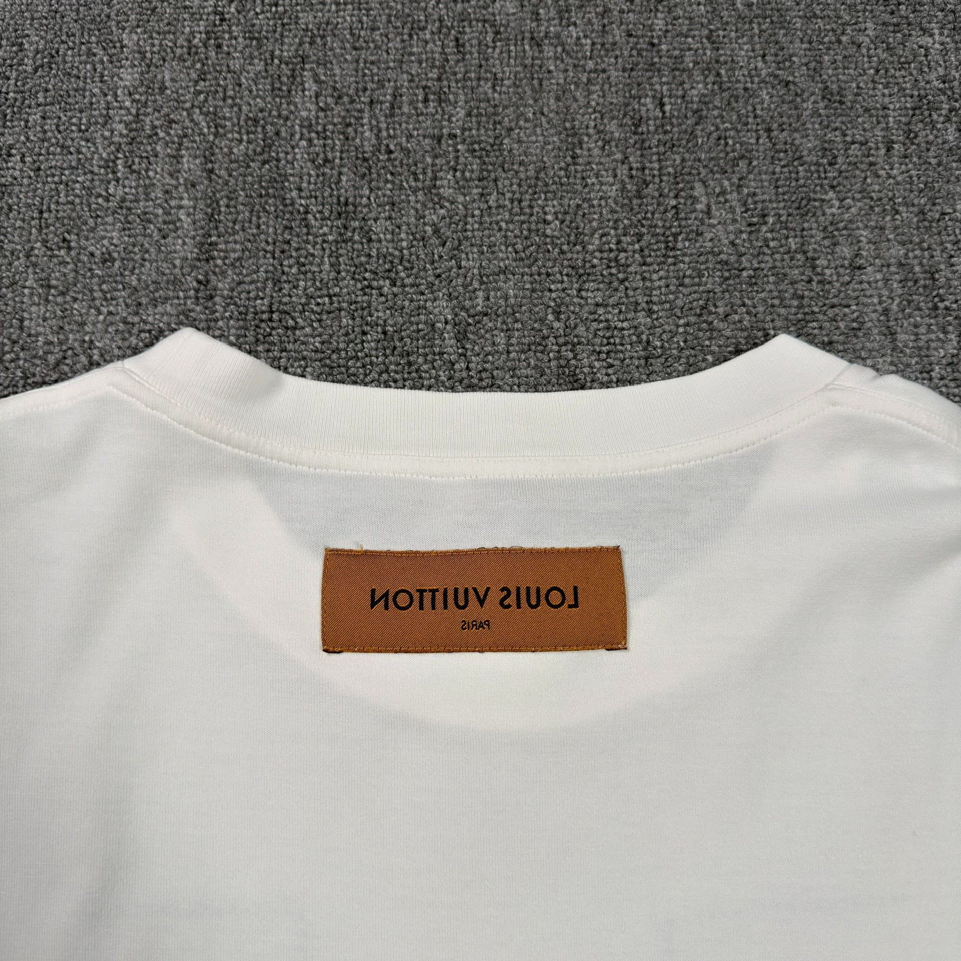 Louis Vuitton Louis Vuitton Embroidered LV Logo T-Shirt Size XL Size US XL / EU 56 / 4 - 9 Thumbnail