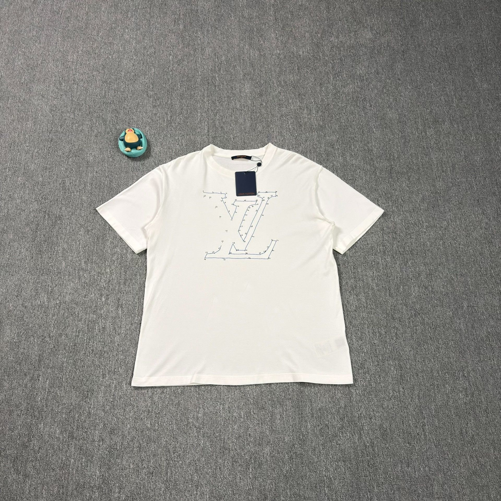 Louis Vuitton Louis Vuitton Embroidered LV Logo T-Shirt Size XL Size US XL / EU 56 / 4 - 2 Thumbnail