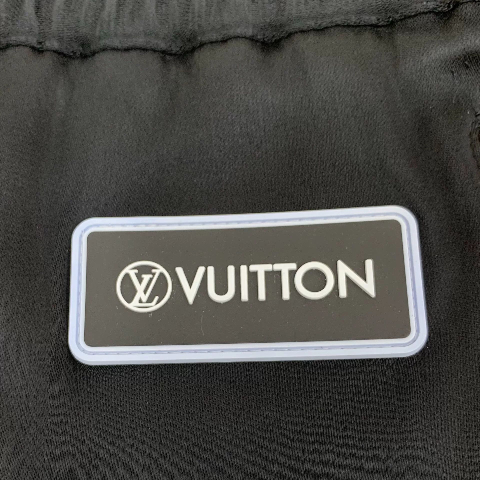 Louis Vuitton Louis Vuitton Logo Patch Jogger Pants 34 Size 25" / US 0 / IT 36 - 7 Thumbnail