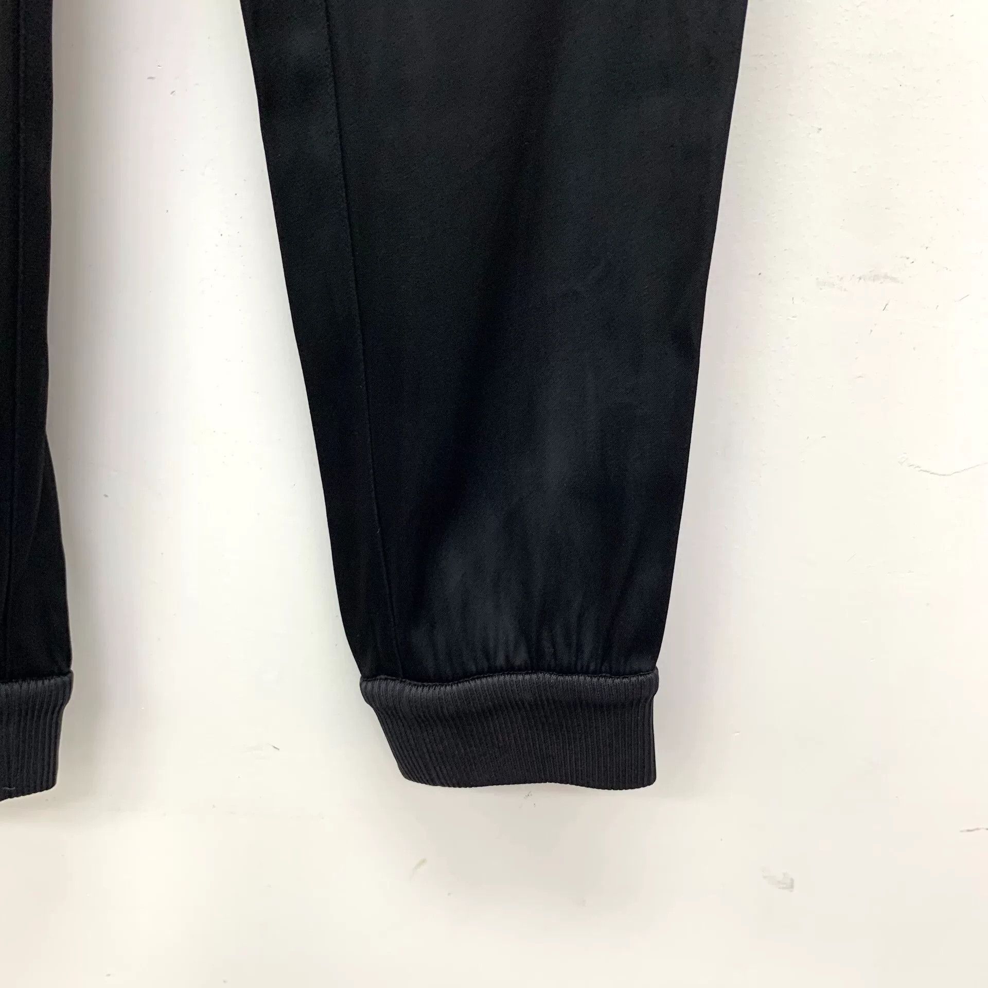 Louis Vuitton Louis Vuitton Logo Patch Jogger Pants 34 Size 25" / US 0 / IT 36 - 6 Thumbnail