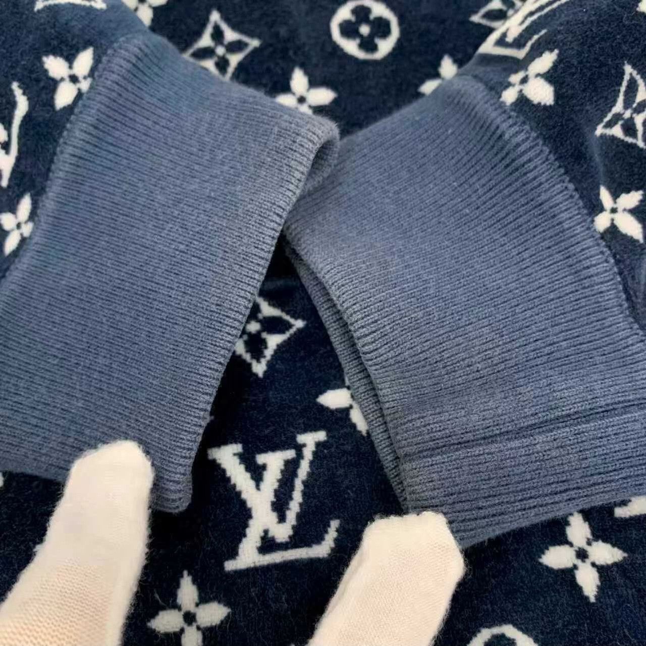 Louis Vuitton Louis Vuitton Monogram Fleece Hoodie Size S Size US S / EU 44-46 / 1 - 10 Thumbnail