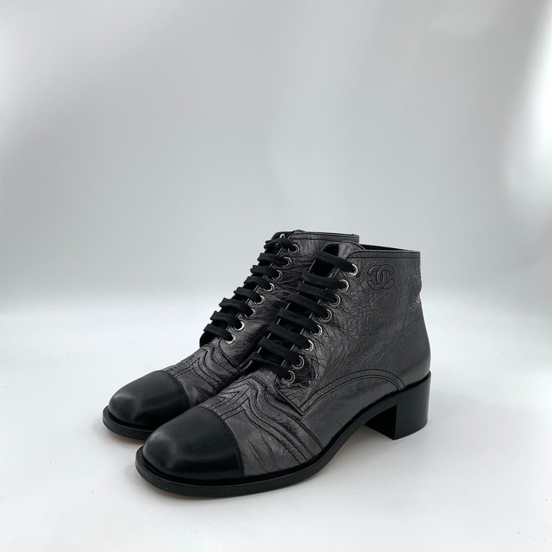 Chanel Chanel Cap Toe Leather Lace-Up Boots EU 39 Size US 9 / IT 39 - 2 Thumbnail