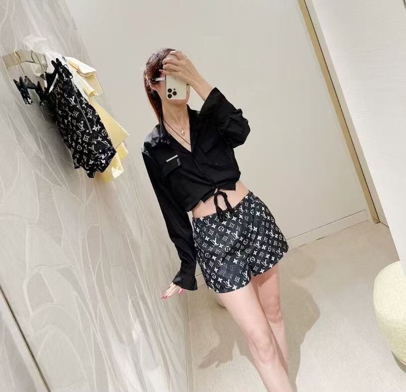 Louis Vuitton Louis Vuitton Monogram Print Shorts FR 34 Size 25" / US 0 / IT 36 - 9 Thumbnail