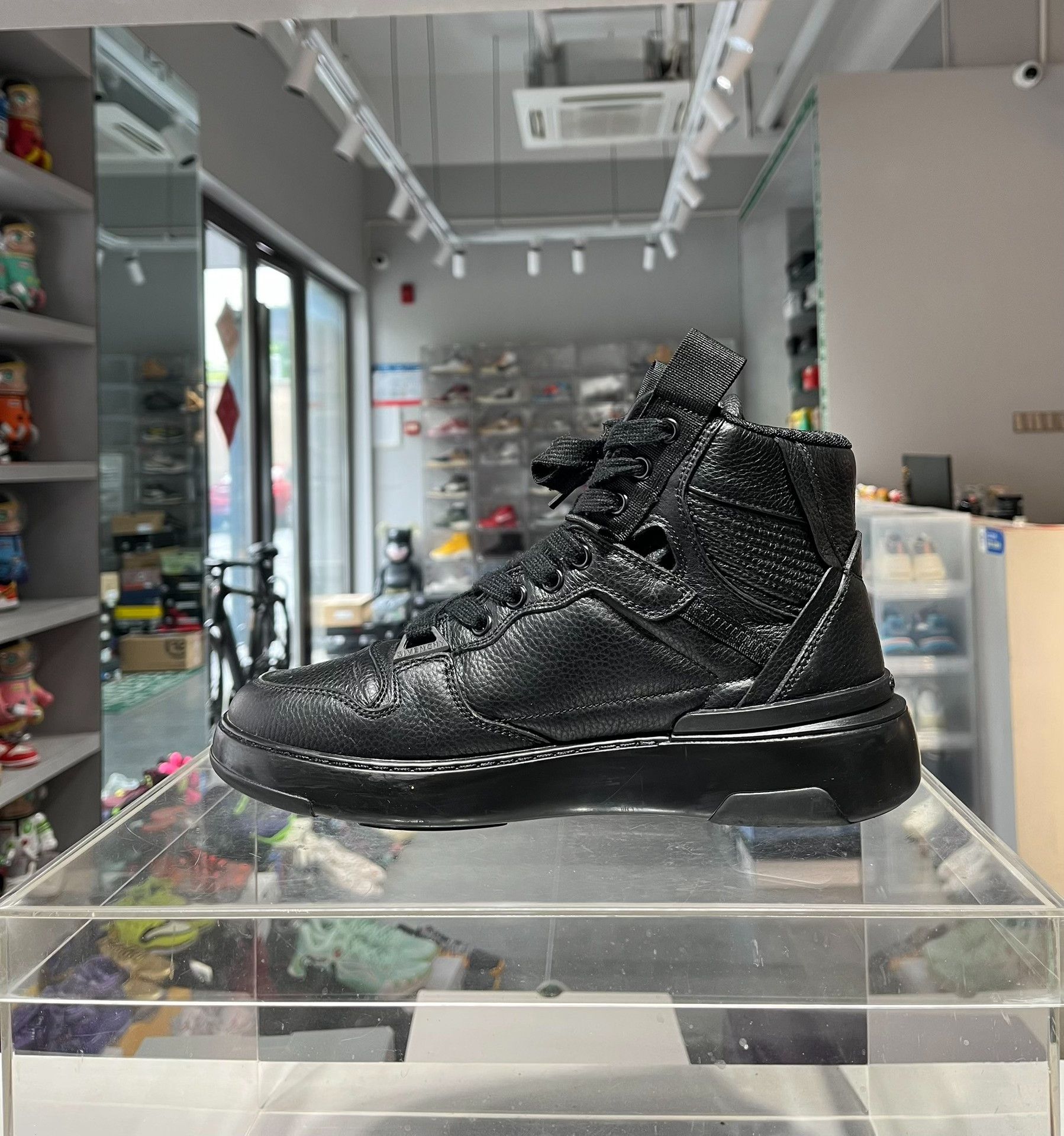 Givenchy Givenchy Retro Black Lowtop Sneakers 6 Men Size US 6 / EU 39 - 5 Thumbnail
