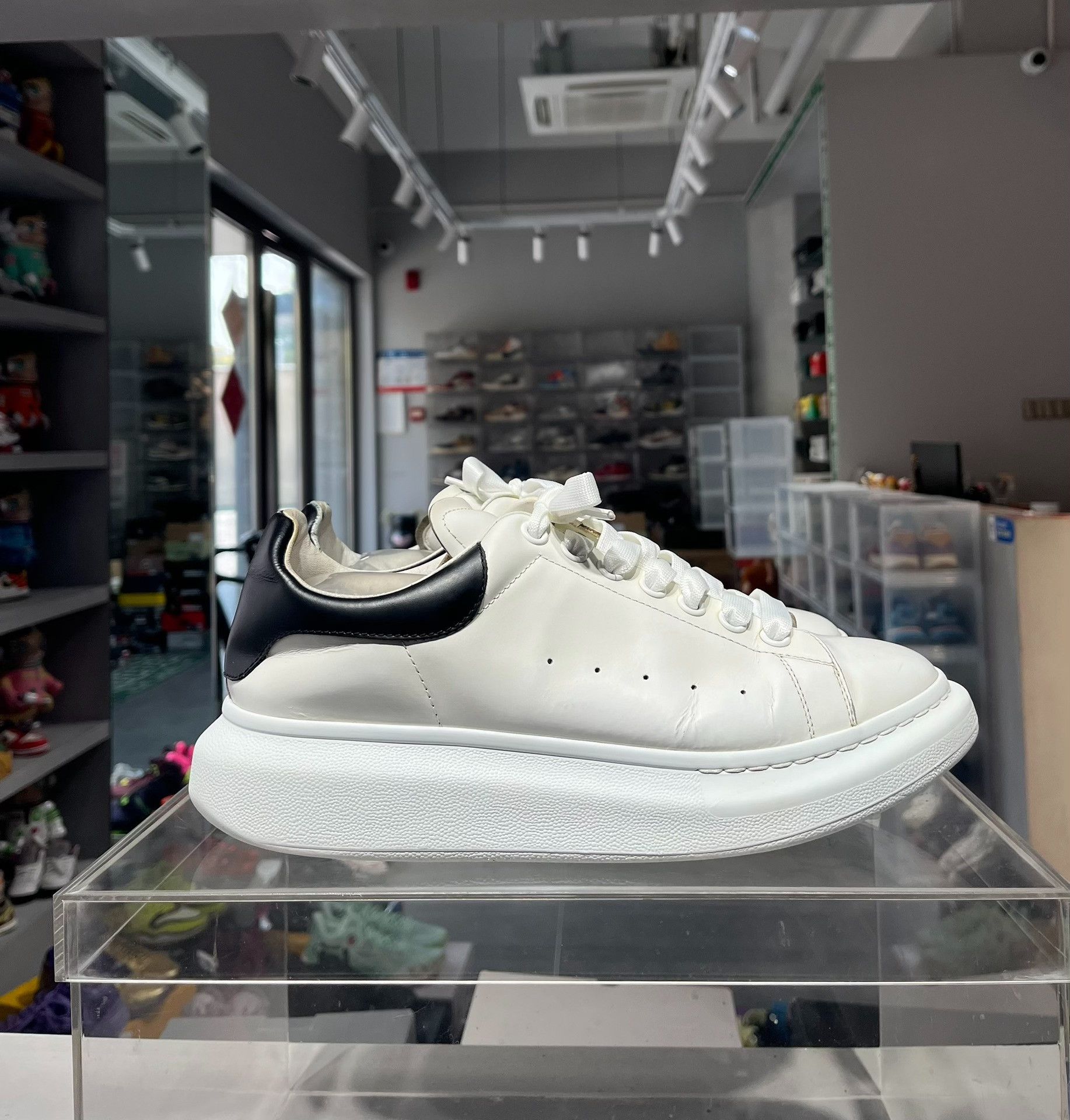 Alexander McQueen Alexander McQueen Black Lowtop Sneakers 9 Men Size US 9 / EU 42 - 3 Thumbnail