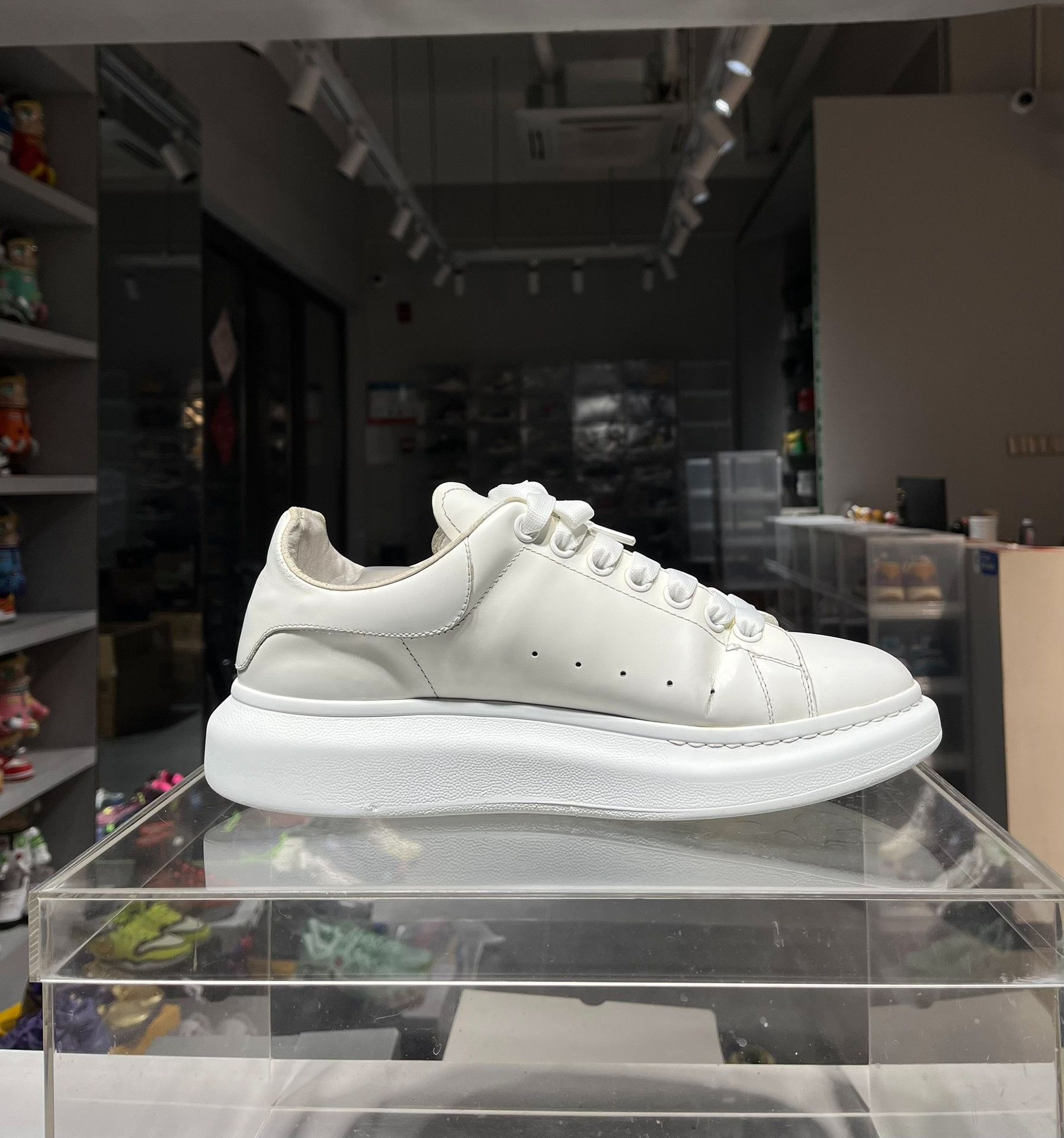 Alexander McQueen Alexander McQueen White Lowtop Sneakers 9 Men Size US 9 / EU 42 - 6 Thumbnail