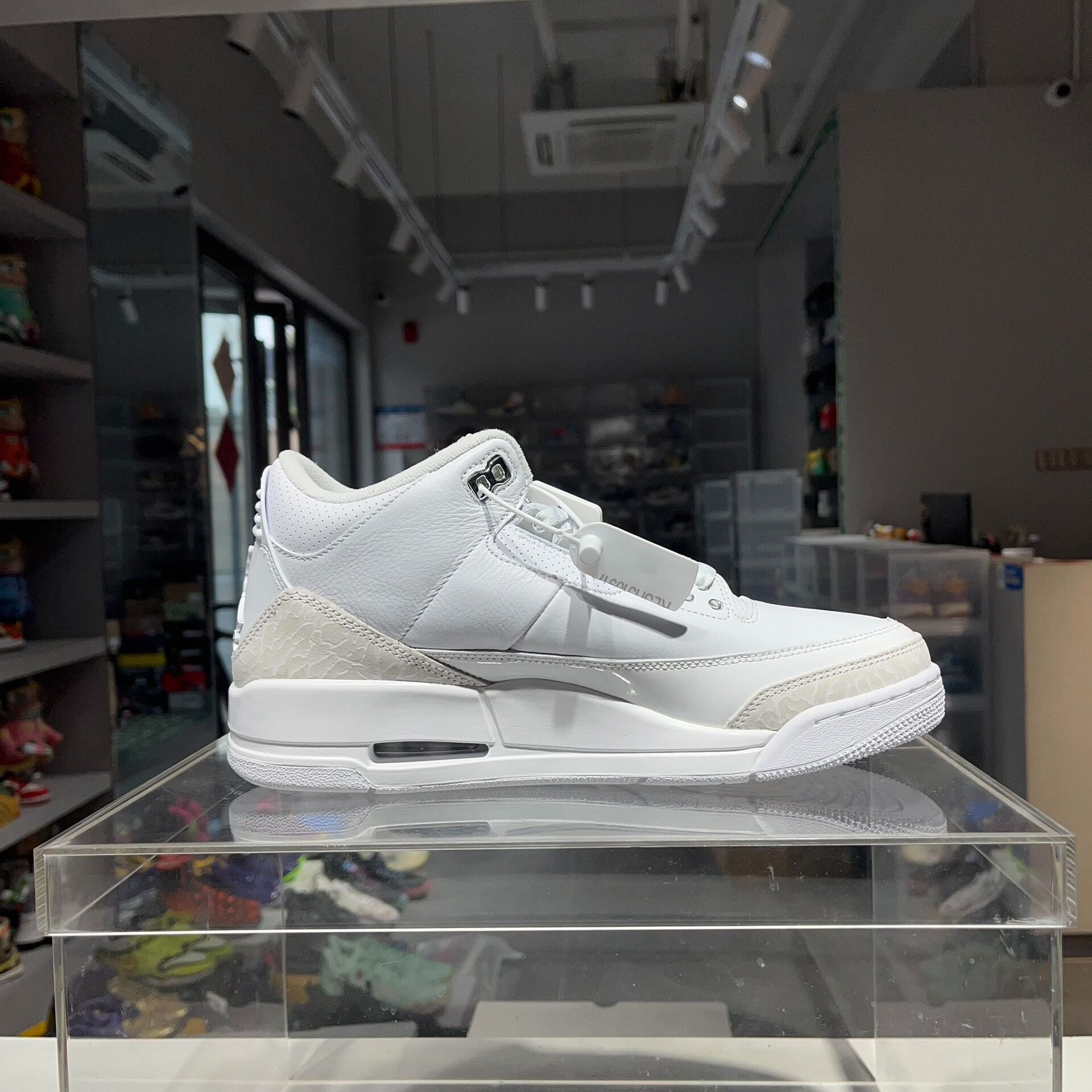 Jordan Brand Jordan Brand AIR JORDAN White Lowtop Sneakers 10 Men Size US 10 / EU 43 - 3 Thumbnail