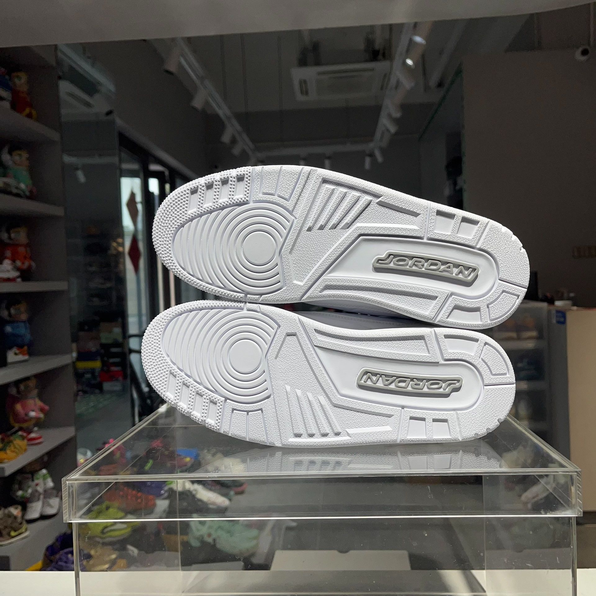 Jordan Brand Jordan Brand AIR JORDAN White Lowtop Sneakers 10 Men Size US 10 / EU 43 - 7 Thumbnail