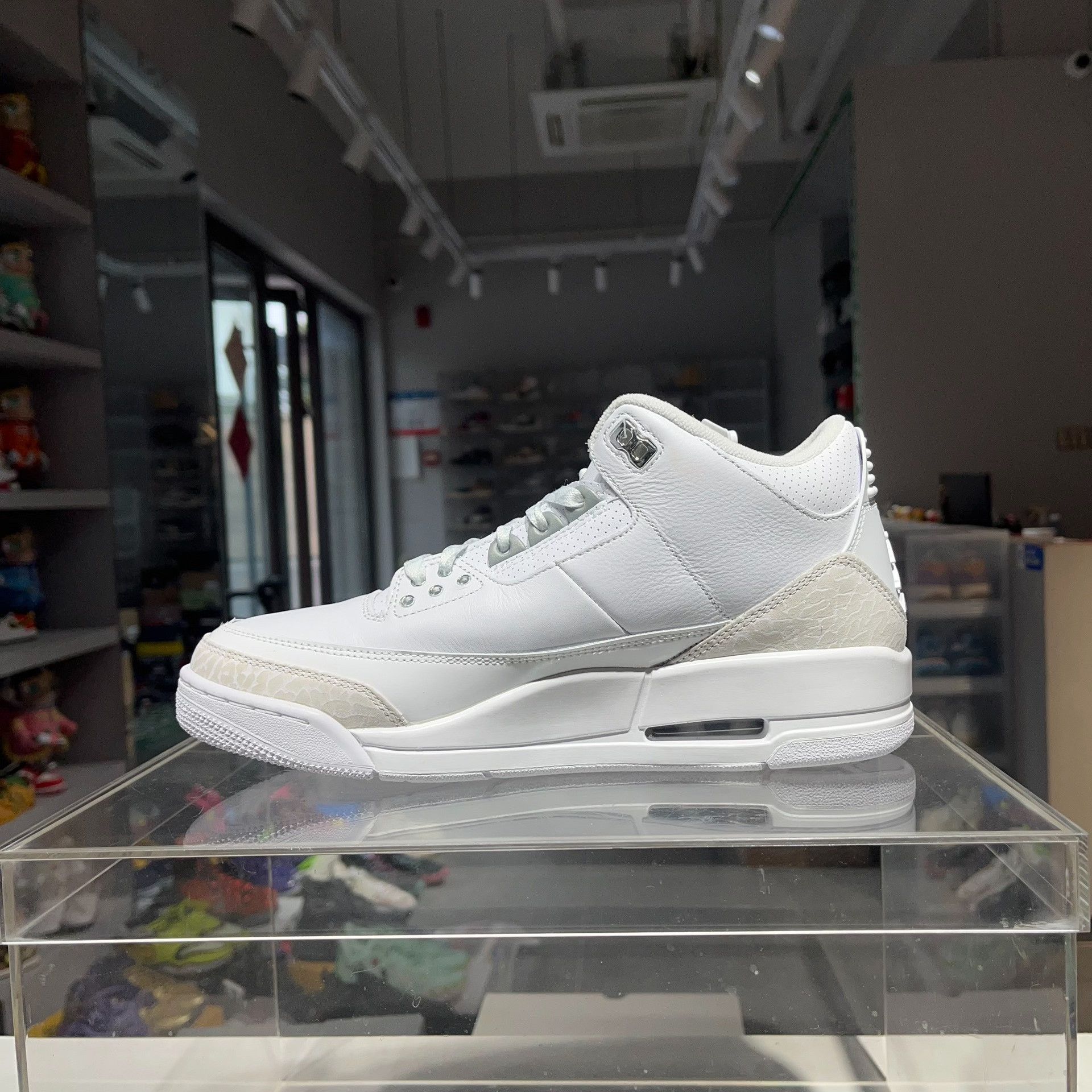 Jordan Brand Jordan Brand AIR JORDAN White Lowtop Sneakers 10 Men Size US 10 / EU 43 - 6 Thumbnail