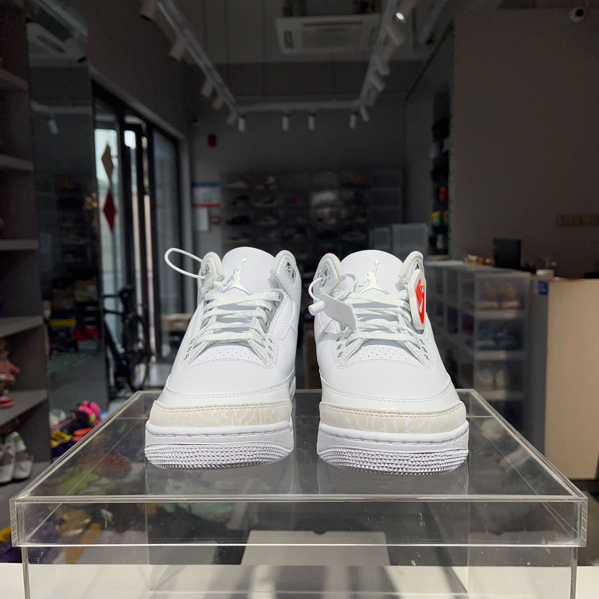 Jordan Brand Jordan Brand AIR JORDAN White Lowtop Sneakers 10 Men Size US 10 / EU 43 - 2 Thumbnail