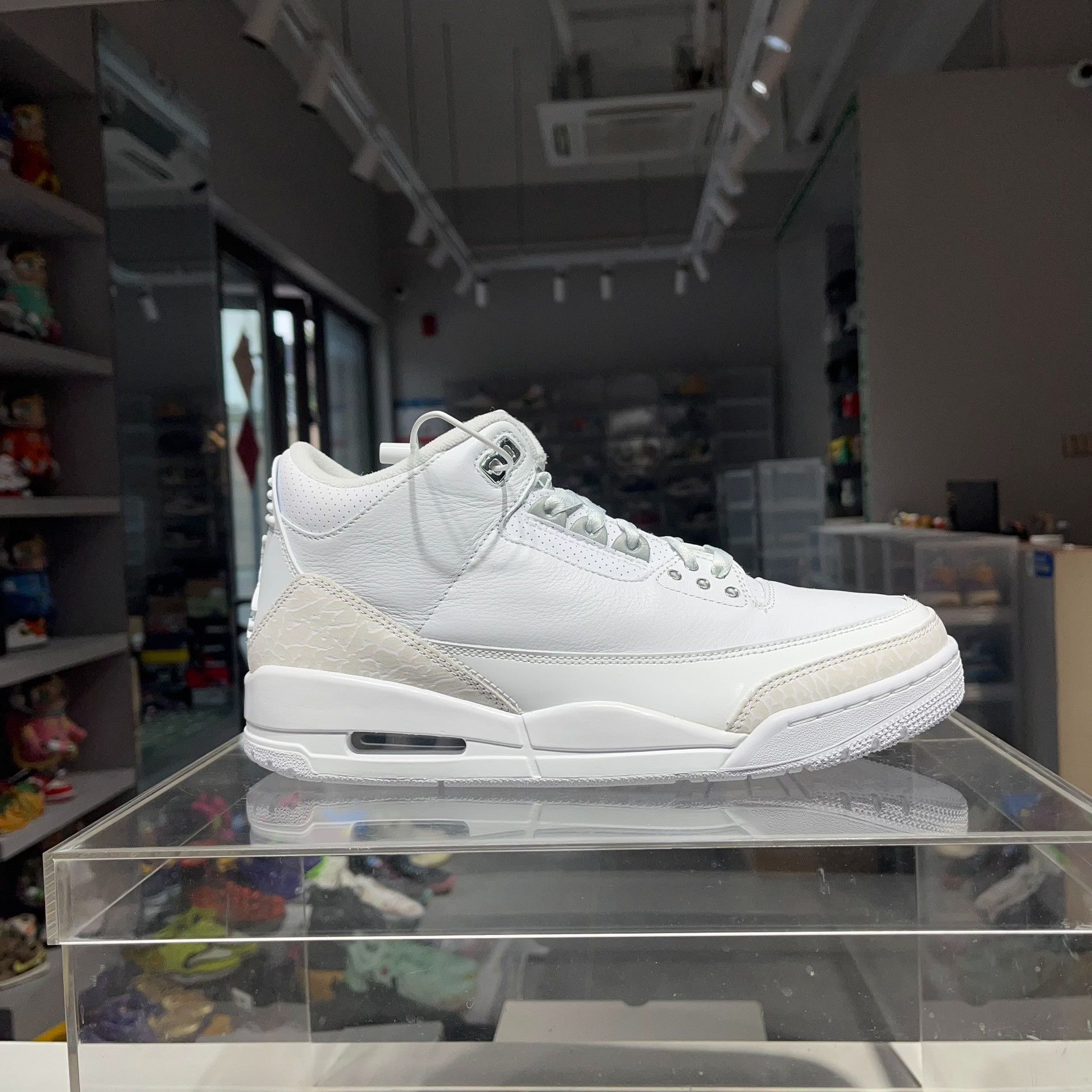 Jordan Brand Jordan Brand AIR JORDAN White Lowtop Sneakers 10 Men Size US 10 / EU 43 - 5 Thumbnail