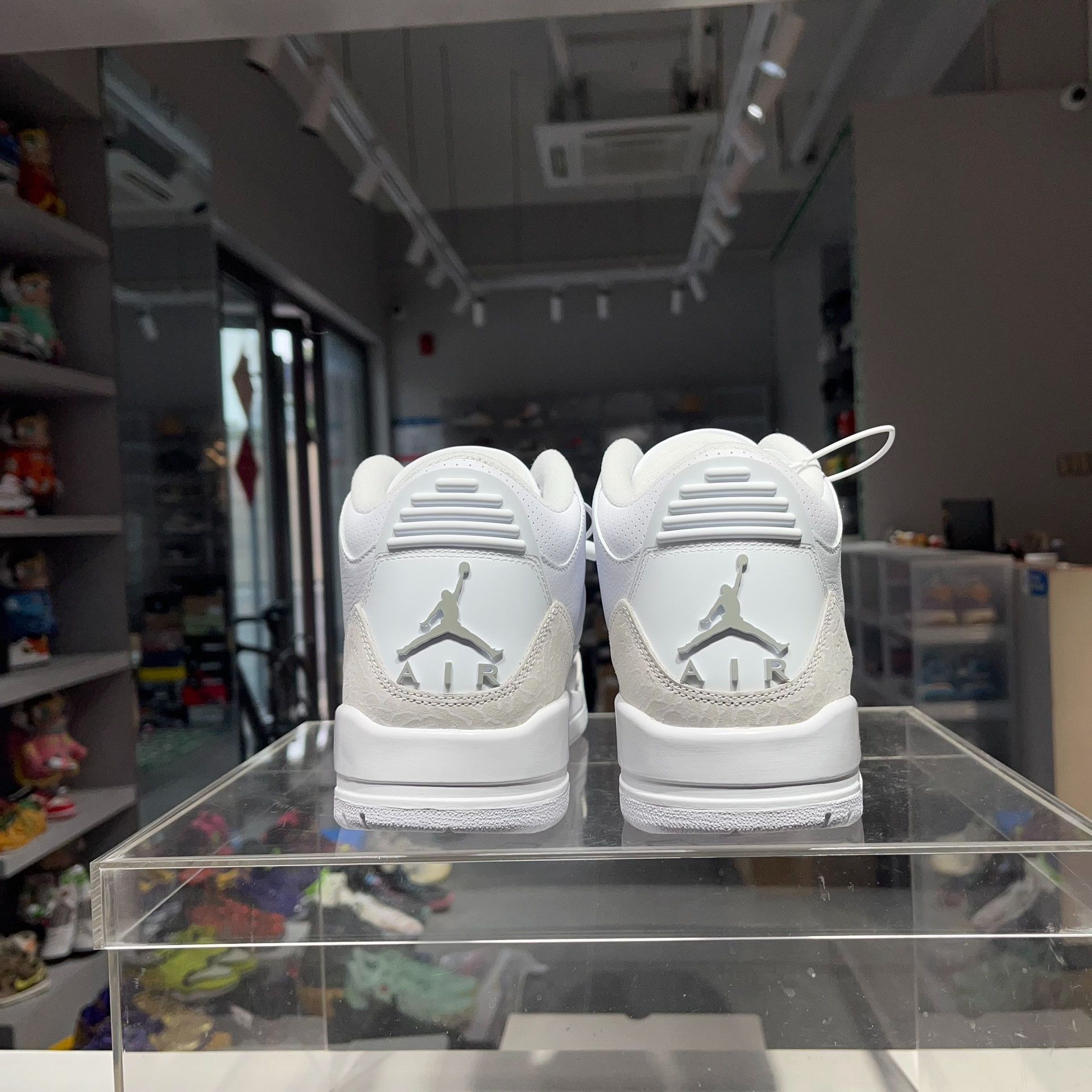 Jordan Brand Jordan Brand AIR JORDAN White Lowtop Sneakers 10 Men Size US 10 / EU 43 - 4 Thumbnail