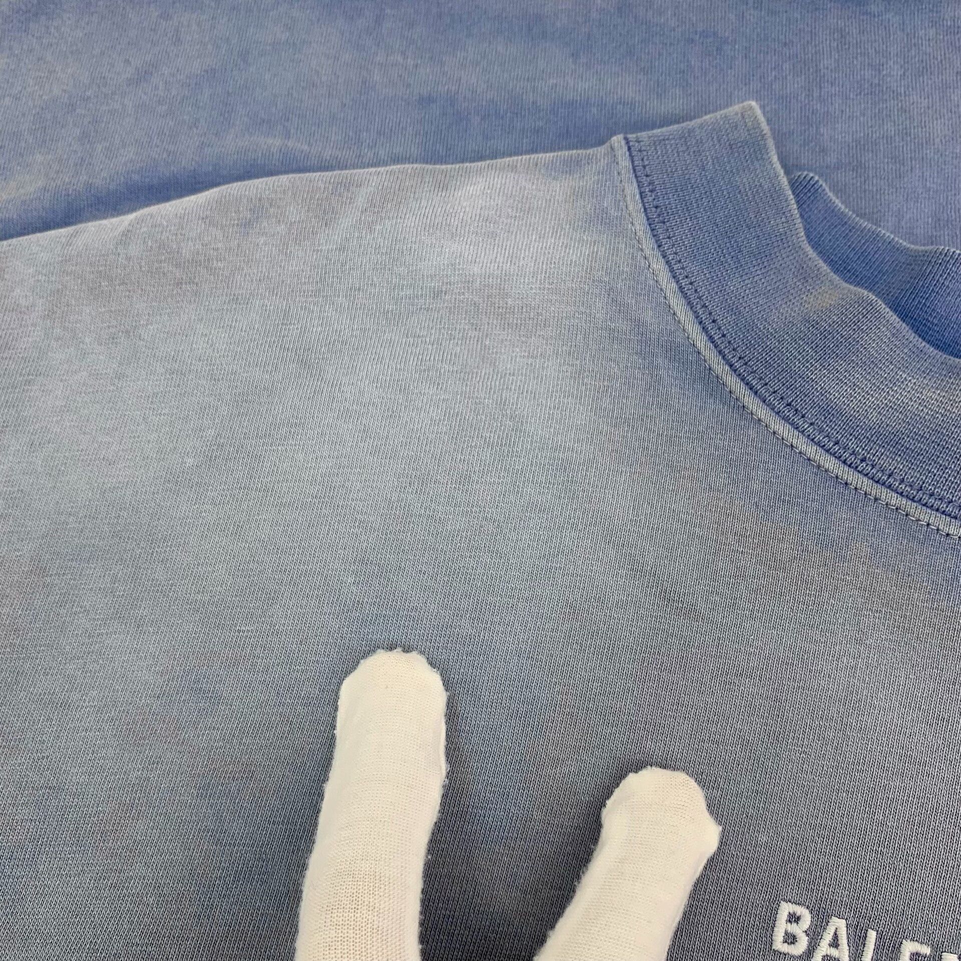 Balenciaga Balenciaga Gradient Wash Embroidered T-Shirt XXS Size US XXS / EU 40 - 10 Thumbnail