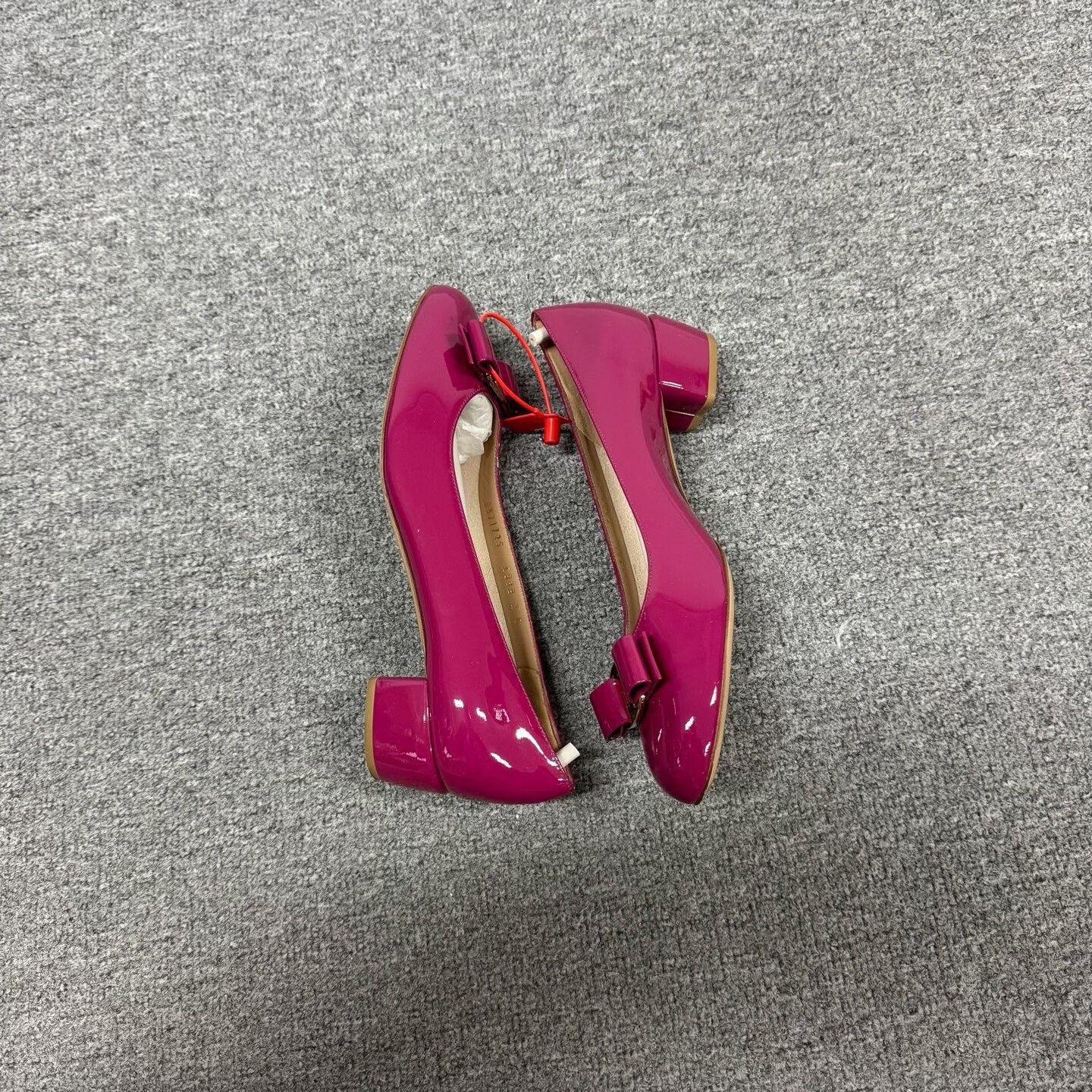 Salvatore Ferragamo Ferragamo Magenta Patent Leather Vara Heels 6 Size US 6 / IT 36 - 7 Thumbnail