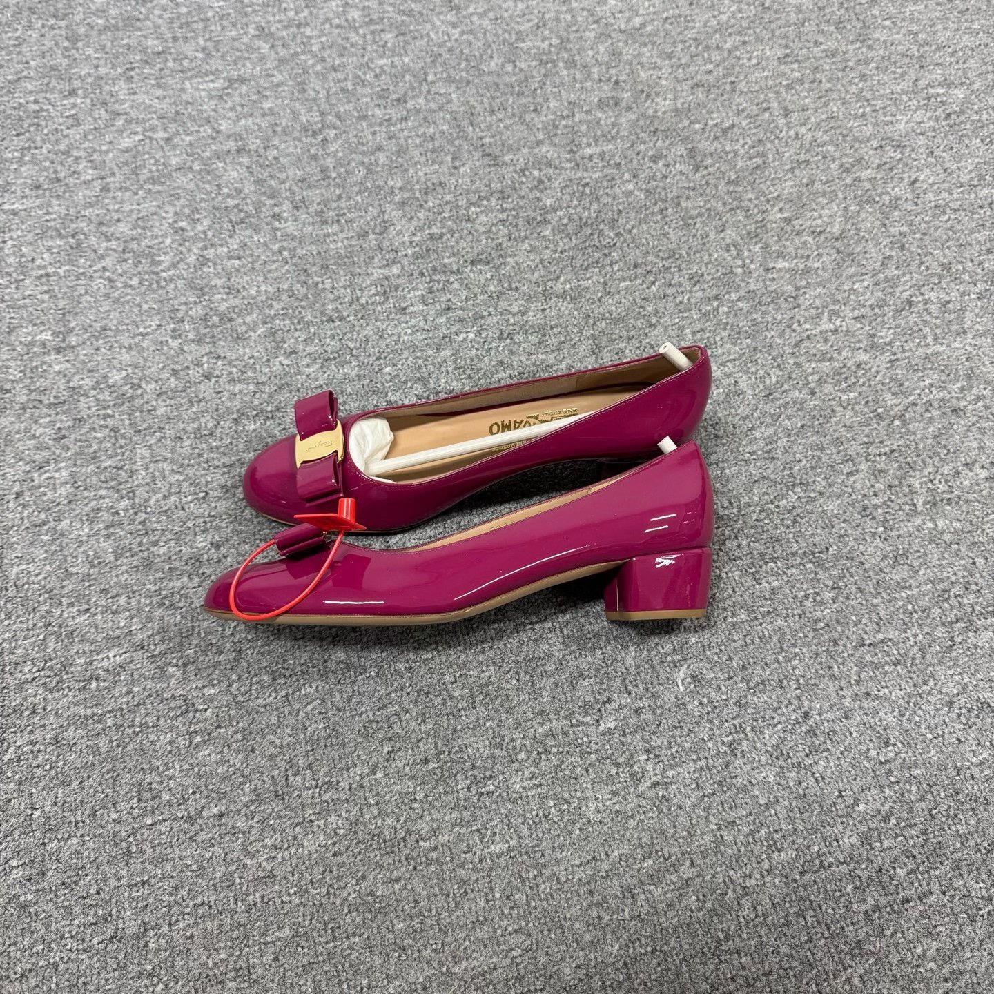 Salvatore Ferragamo Ferragamo Magenta Patent Leather Vara Heels 6 Size US 6 / IT 36 - 3 Thumbnail