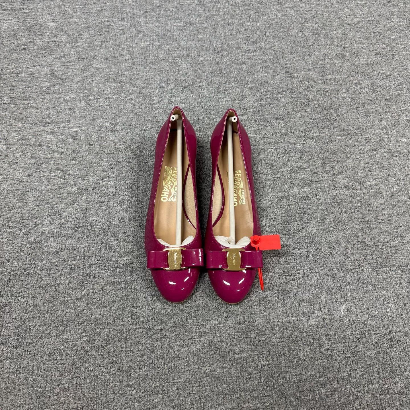 Salvatore Ferragamo Ferragamo Magenta Patent Leather Vara Heels 6 Size US 6 / IT 36 - 4 Thumbnail