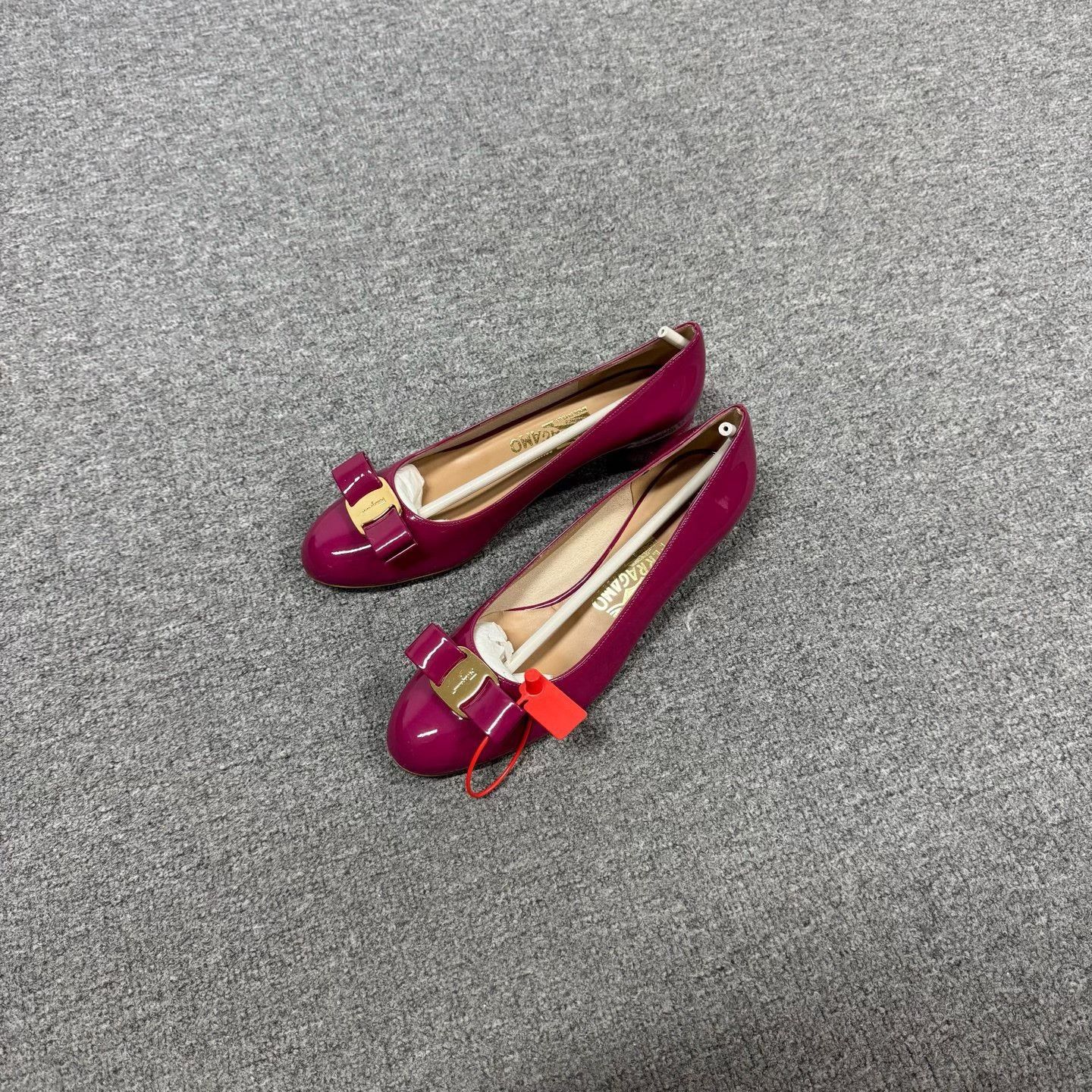 Salvatore Ferragamo Ferragamo Magenta Patent Leather Vara Heels 6 Size US 6 / IT 36 - 2 Thumbnail