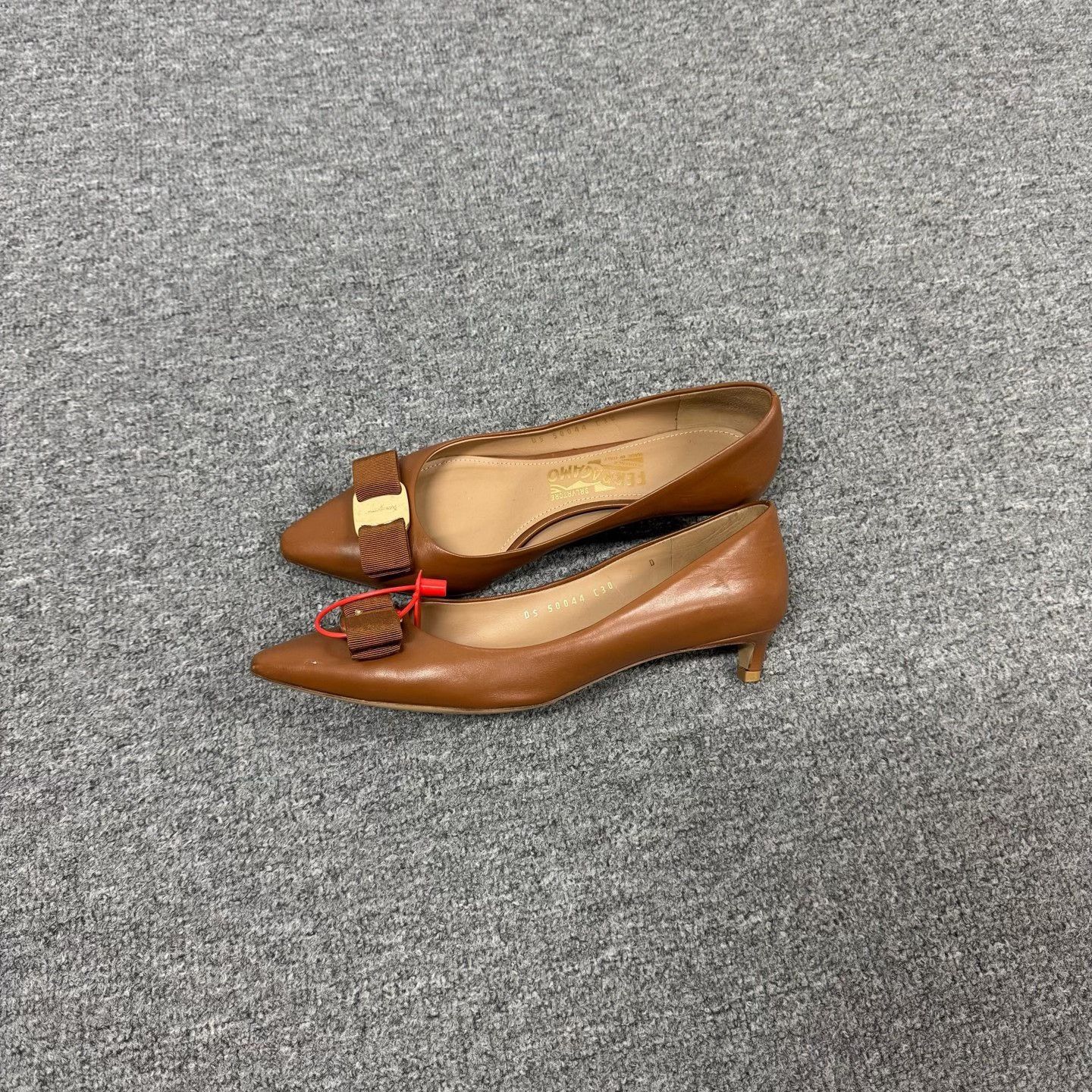 Salvatore Ferragamo Ferragamo Pointed Leather Pumps Size 37 Size US 7 / IT 37 - 3 Thumbnail