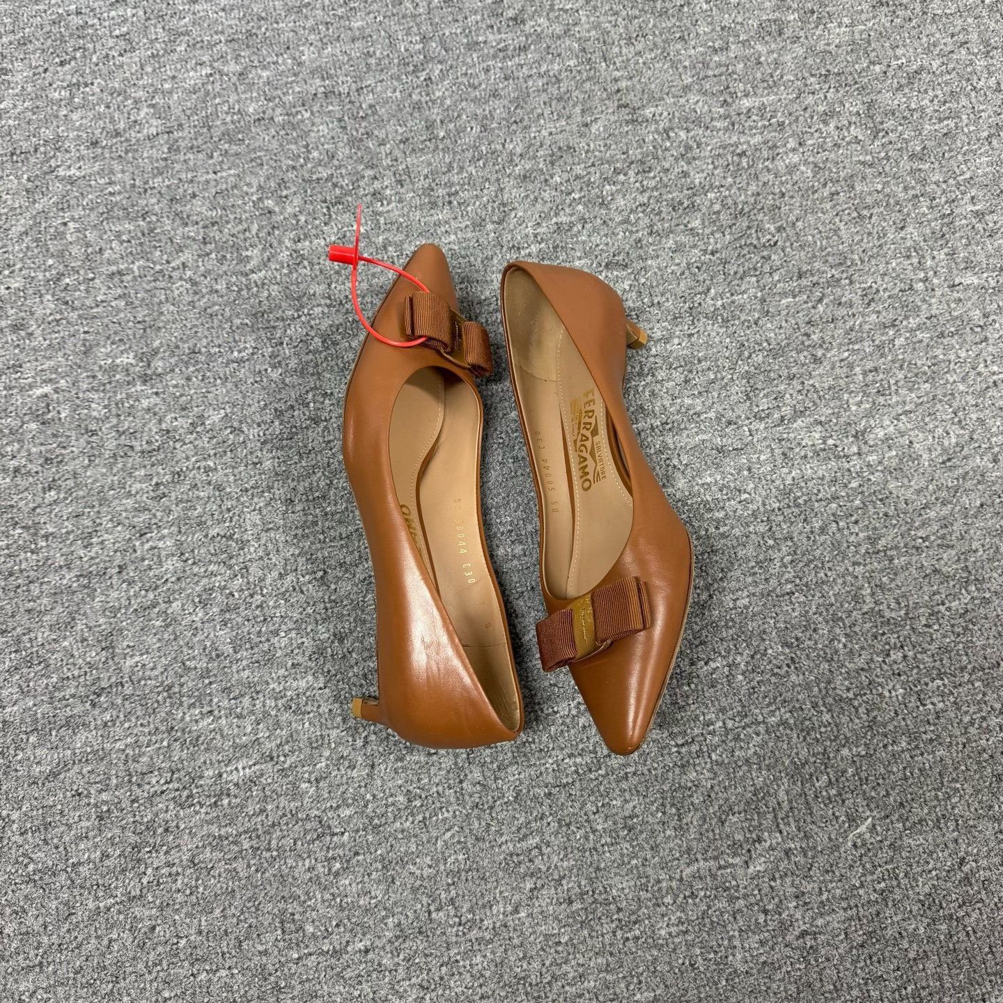 Salvatore Ferragamo Ferragamo Pointed Leather Pumps Size 37 Size US 7 / IT 37 - 7 Thumbnail