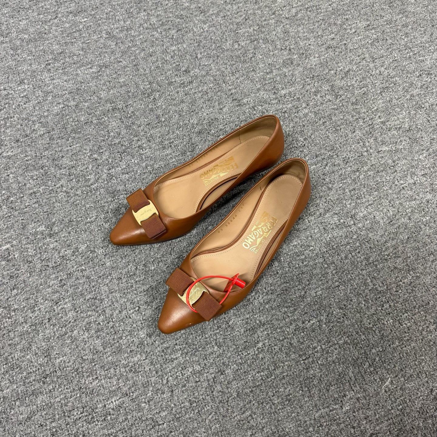 Salvatore Ferragamo Ferragamo Pointed Leather Pumps Size 37 Size US 7 / IT 37 - 2 Thumbnail