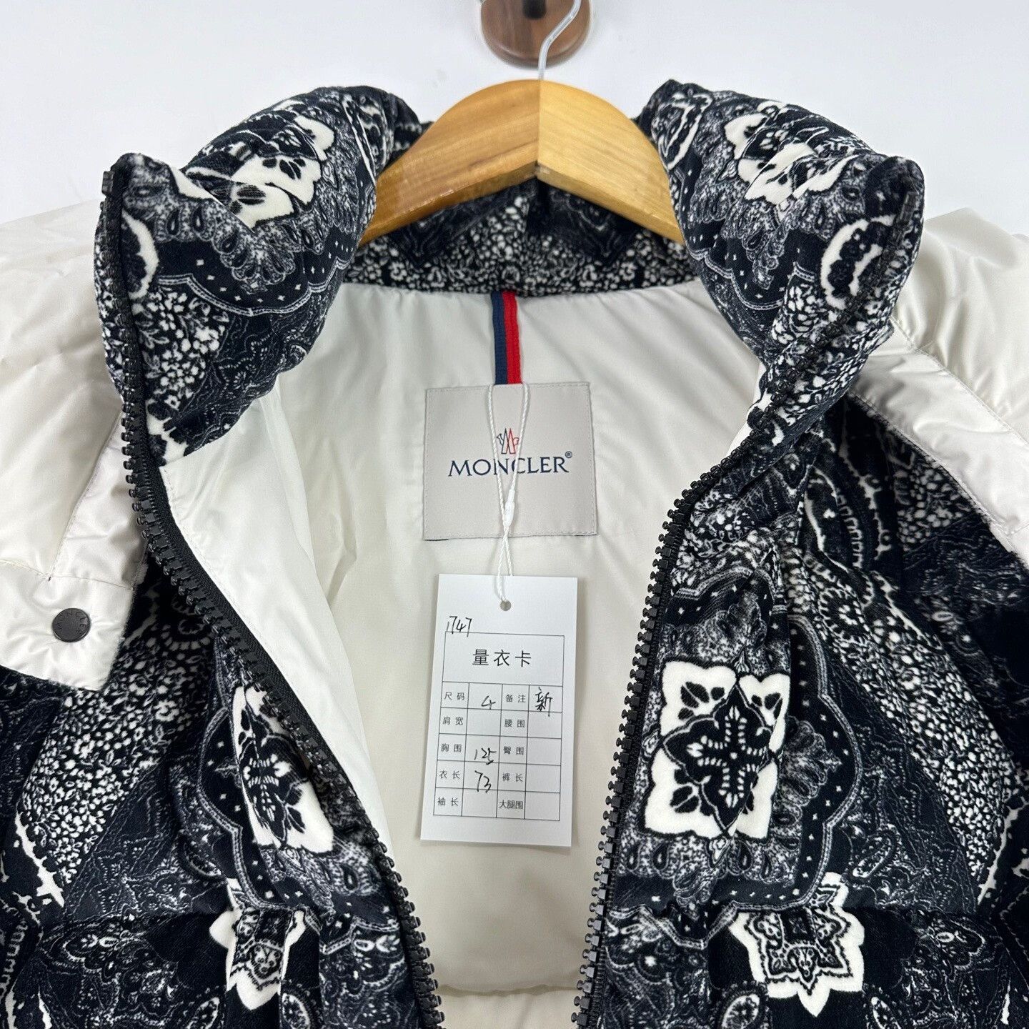Moncler Moncler Paisley Print Down Jacket Size 4 Size US XL / EU 56 / 4 - 4 Thumbnail
