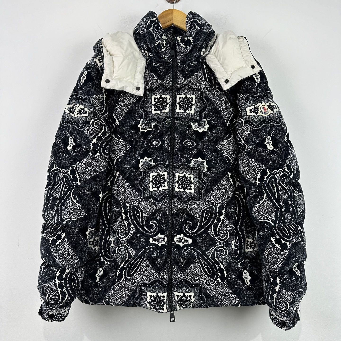 Moncler Moncler Paisley Print Down Jacket Size 4 Size US XL / EU 56 / 4 - 2 Thumbnail