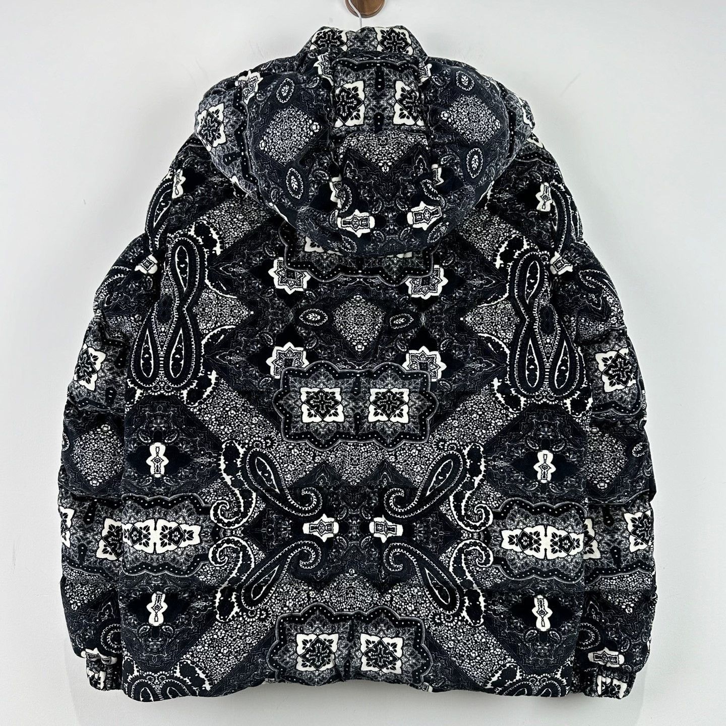 Moncler Moncler Paisley Print Down Jacket Size 4 Size US XL / EU 56 / 4 - 3 Thumbnail