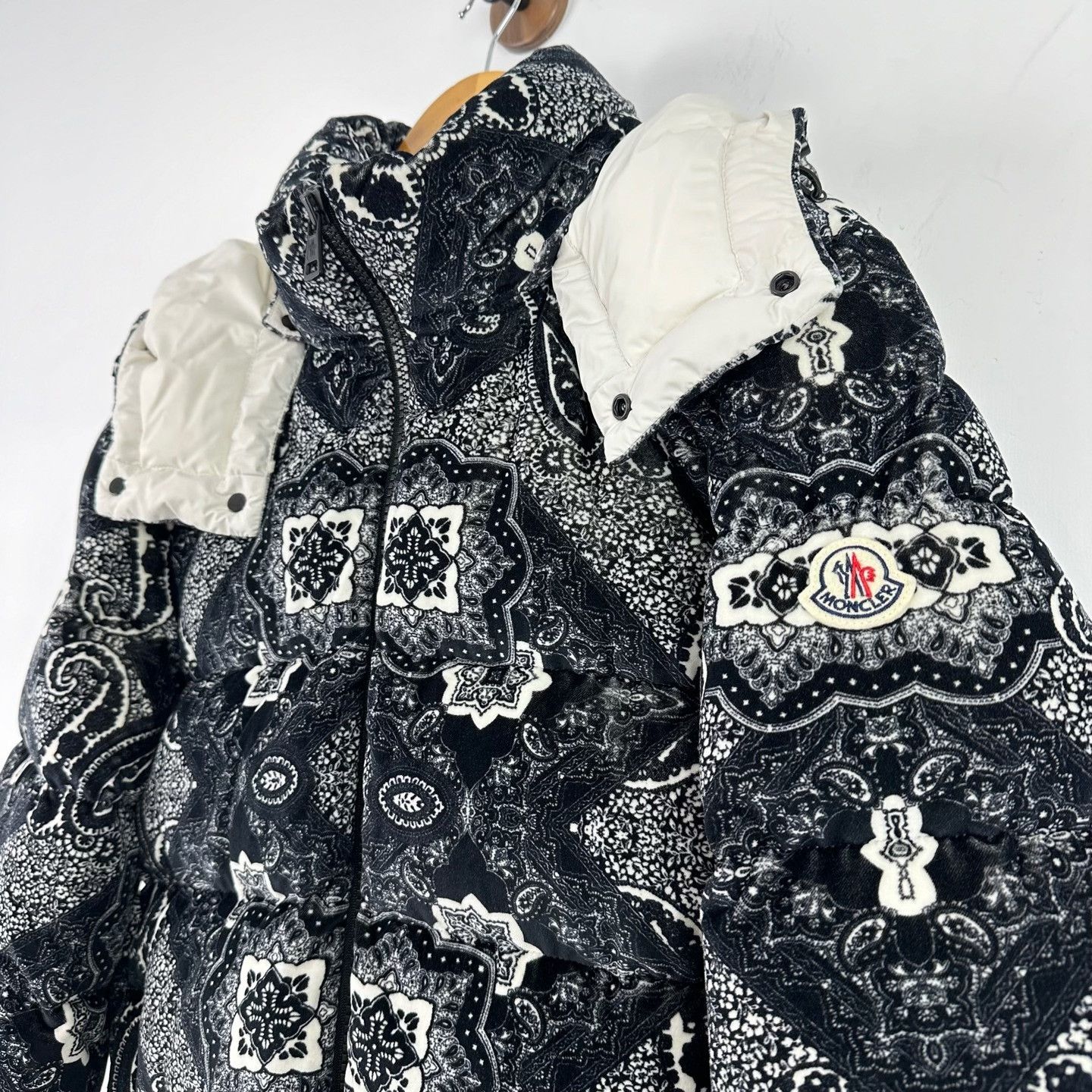 Moncler Moncler Paisley Print Down Jacket Size 4 Size US XL / EU 56 / 4 - 5 Thumbnail