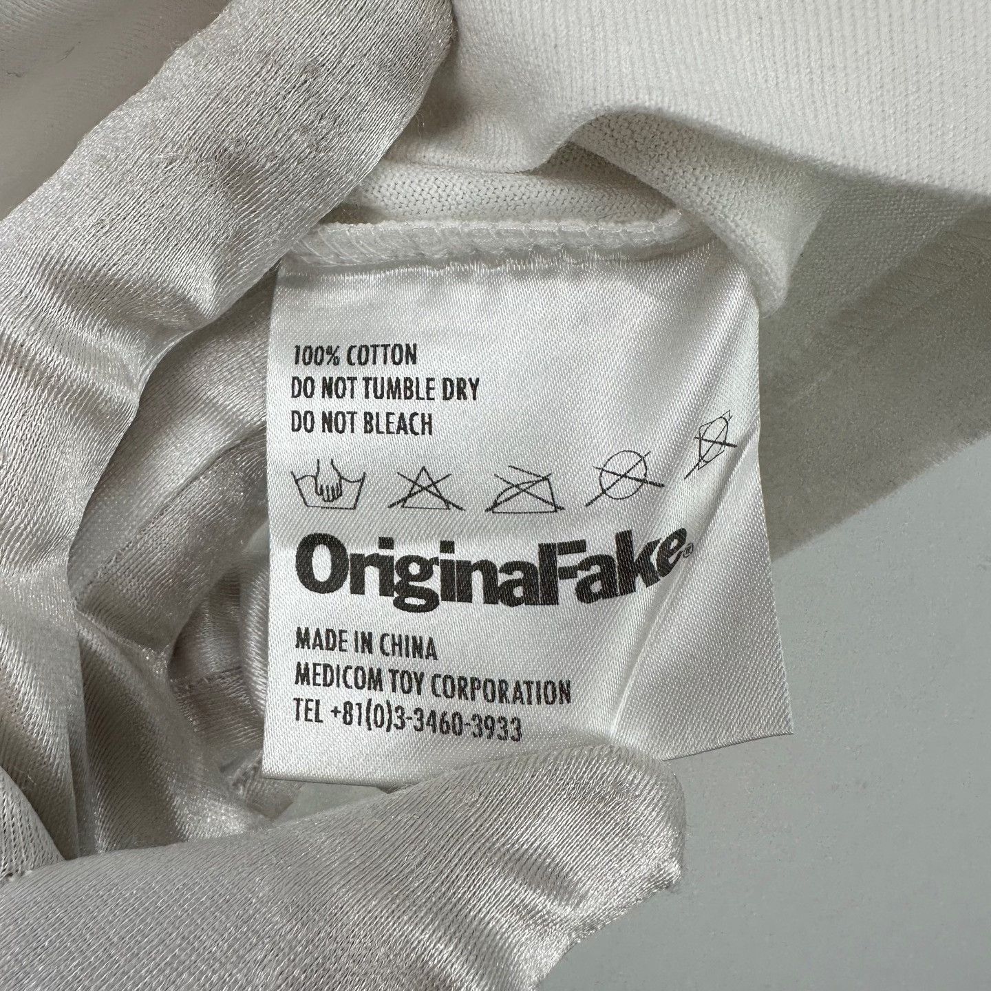 Kaws OriginalFake Kaws Hands Graphic T-Shirt 1 Size US S / EU 44-46 / 1 - 7 Thumbnail