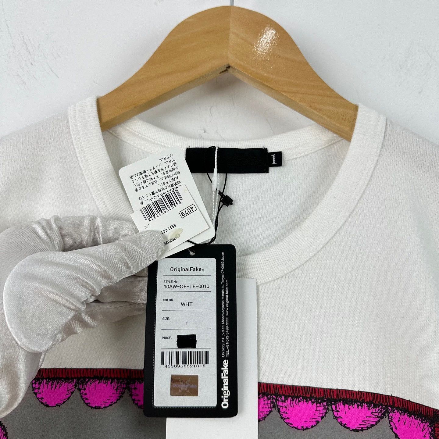 Kaws OriginalFake Kaws Hands Graphic T-Shirt 1 Size US S / EU 44-46 / 1 - 6 Thumbnail