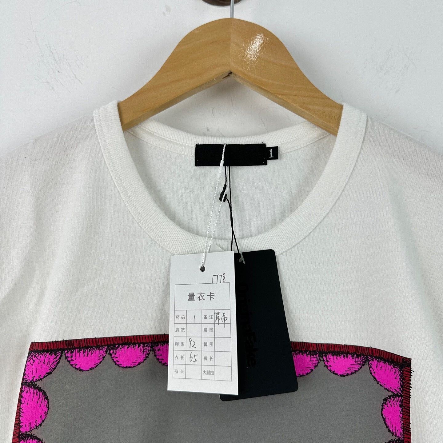 Kaws OriginalFake Kaws Hands Graphic T-Shirt 1 Size US S / EU 44-46 / 1 - 4 Thumbnail