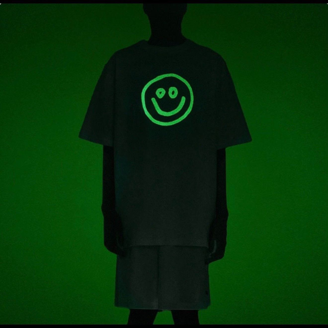 Balenciaga Balenciaga Glow Smiley T-Shirt US S Size US S / EU 44-46 / 1 - 7 Thumbnail