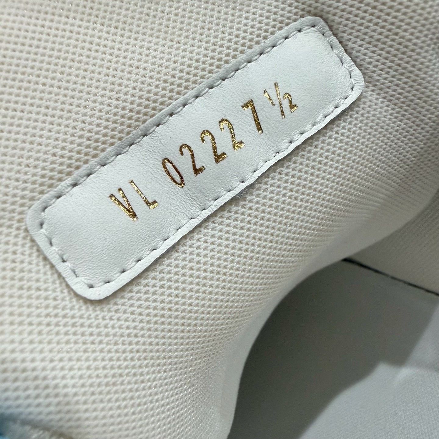Louis Vuitton Louis Vuitton Monogram Embossed Trainer Sneakers 7.5 Size US 8.5 / EU 41-42 - 8 Thumbnail