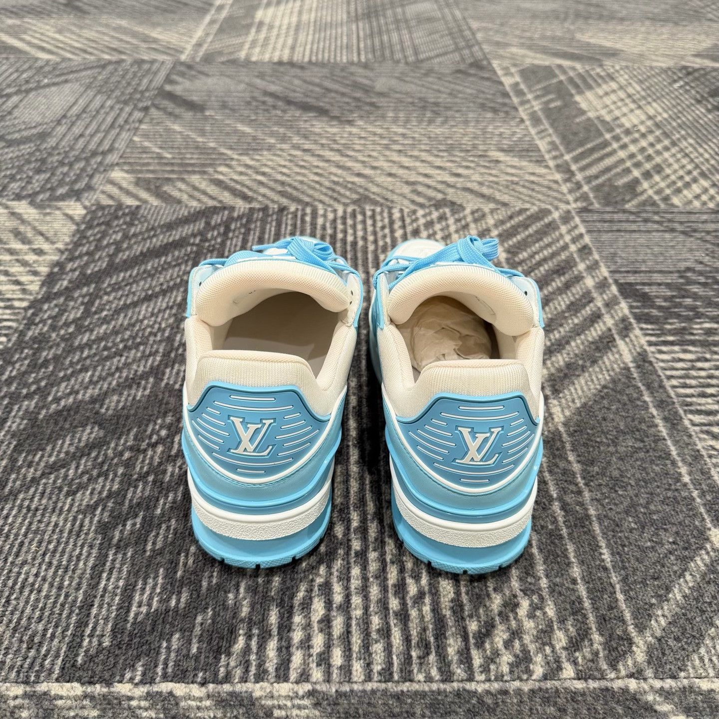 Louis Vuitton Louis Vuitton Monogram Embossed Trainer Sneakers 7.5 Size US 8.5 / EU 41-42 - 4 Thumbnail