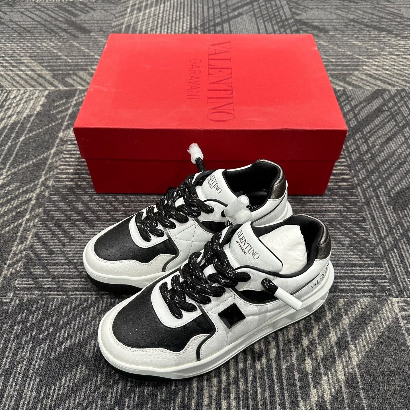 Valentino Valentino One Stud Leather Sneakers 40 Size US 7 / EU 40 - 2 Thumbnail