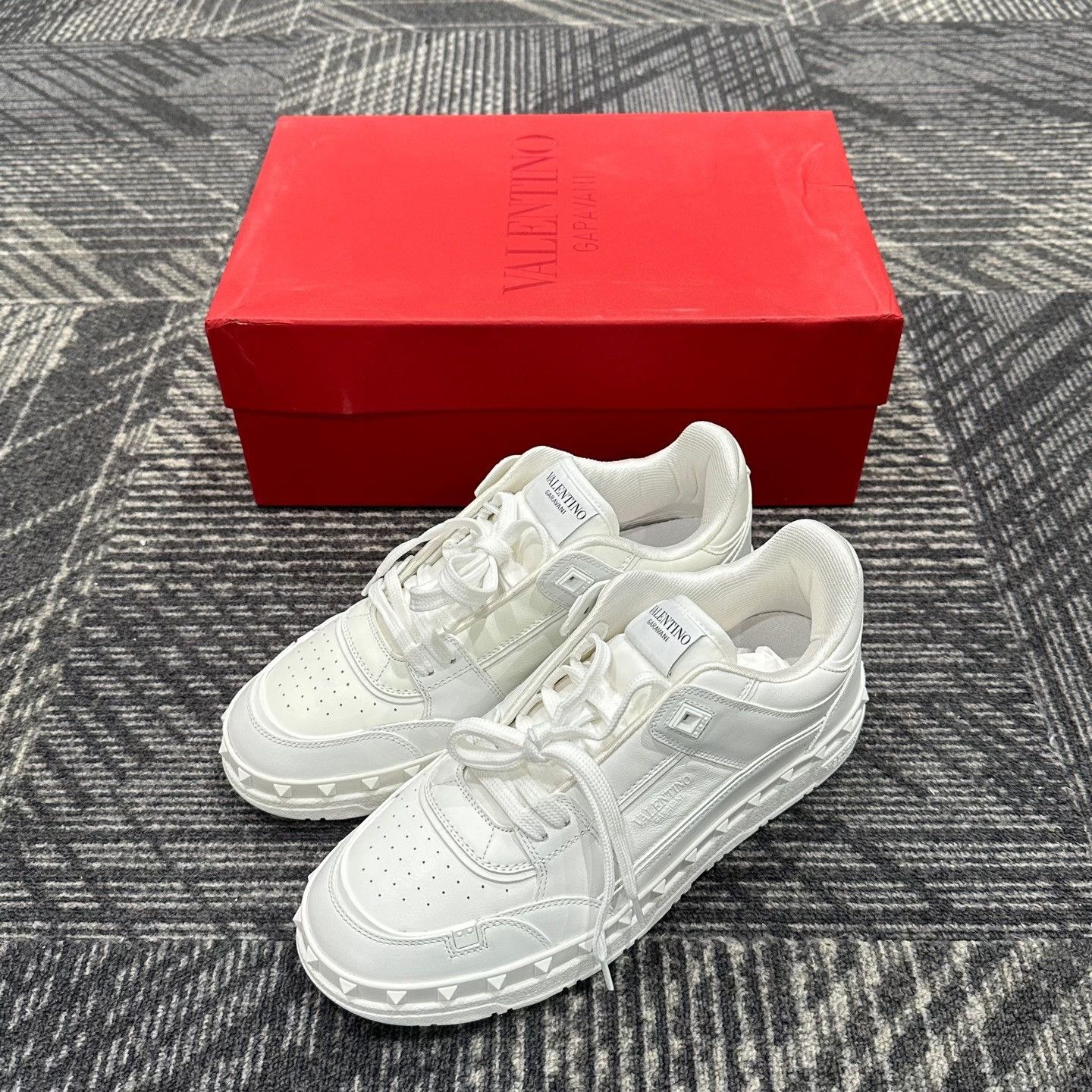 Valentino Valentino Rockstud Low-Top Sneakers EU 41 Size US 8 / EU 41 - 2 Thumbnail