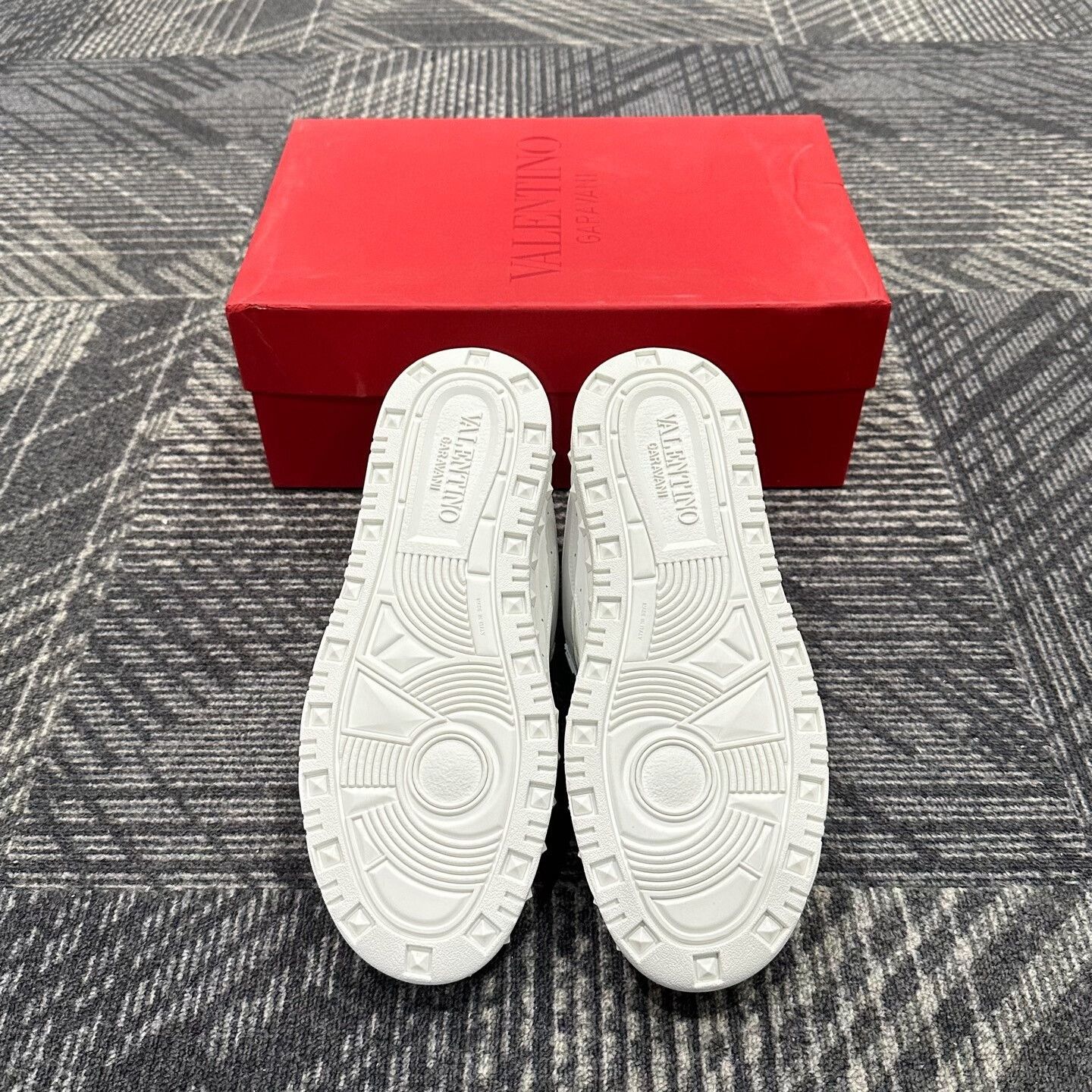 Valentino Valentino Rockstud Low-Top Sneakers EU 41 Size US 8 / EU 41 - 7 Thumbnail