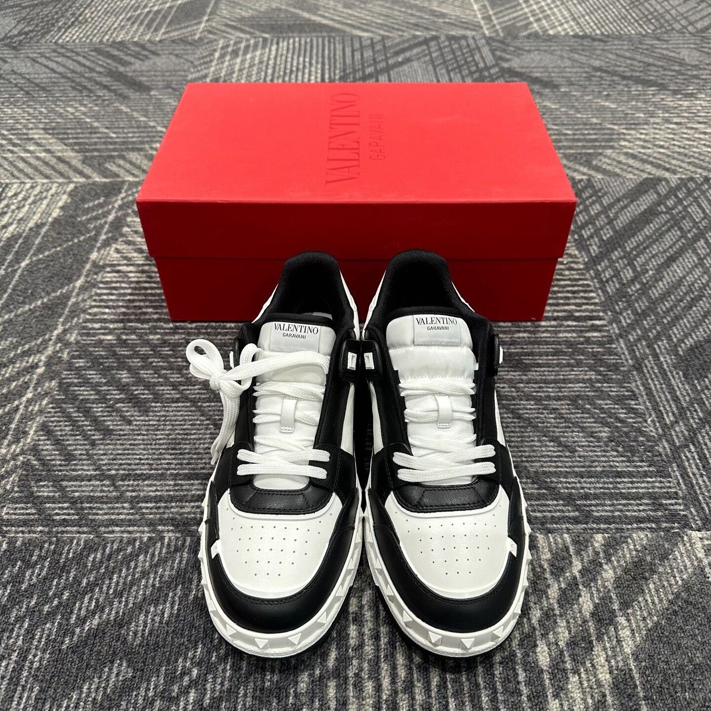 Valentino Valentino Rockstud Black & White Sneakers EU 42 Size US 9 / EU 42 - 3 Thumbnail