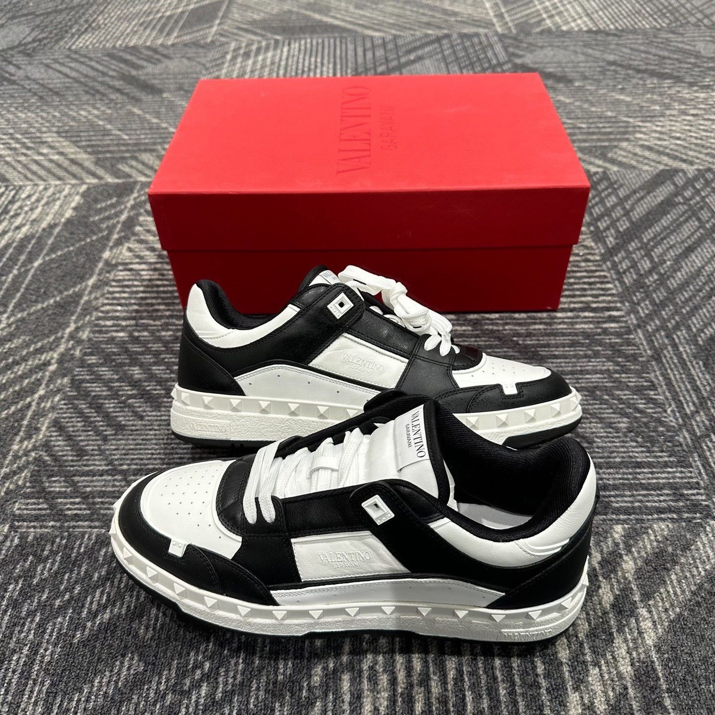 Valentino Valentino Rockstud Black & White Sneakers EU 42 Size US 9 / EU 42 - 5 Thumbnail