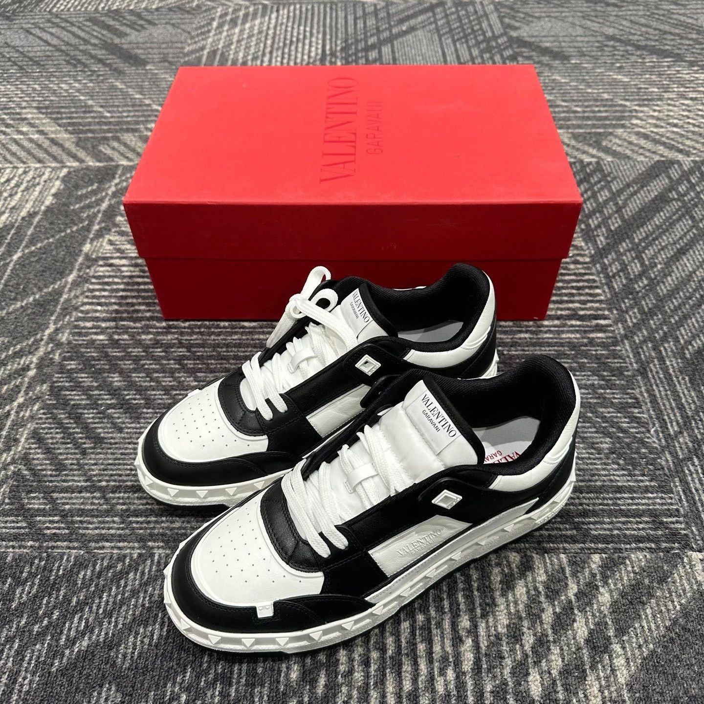 Valentino Valentino Rockstud Black & White Sneakers EU 42 Size US 9 / EU 42 - 2 Thumbnail