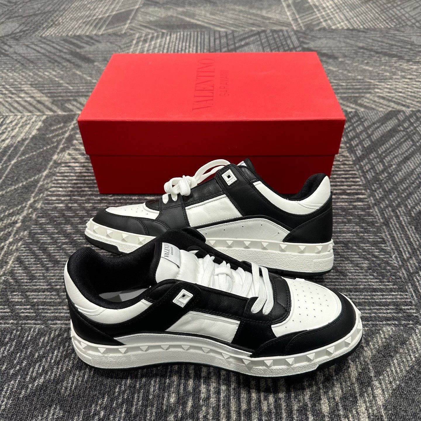 Valentino Valentino Rockstud Black & White Sneakers EU 42 Size US 9 / EU 42 - 6 Thumbnail